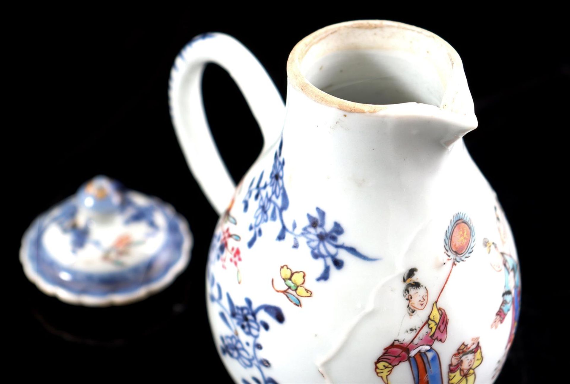Porcelain teapot and cream jug, Qianlong - Image 12 of 13
