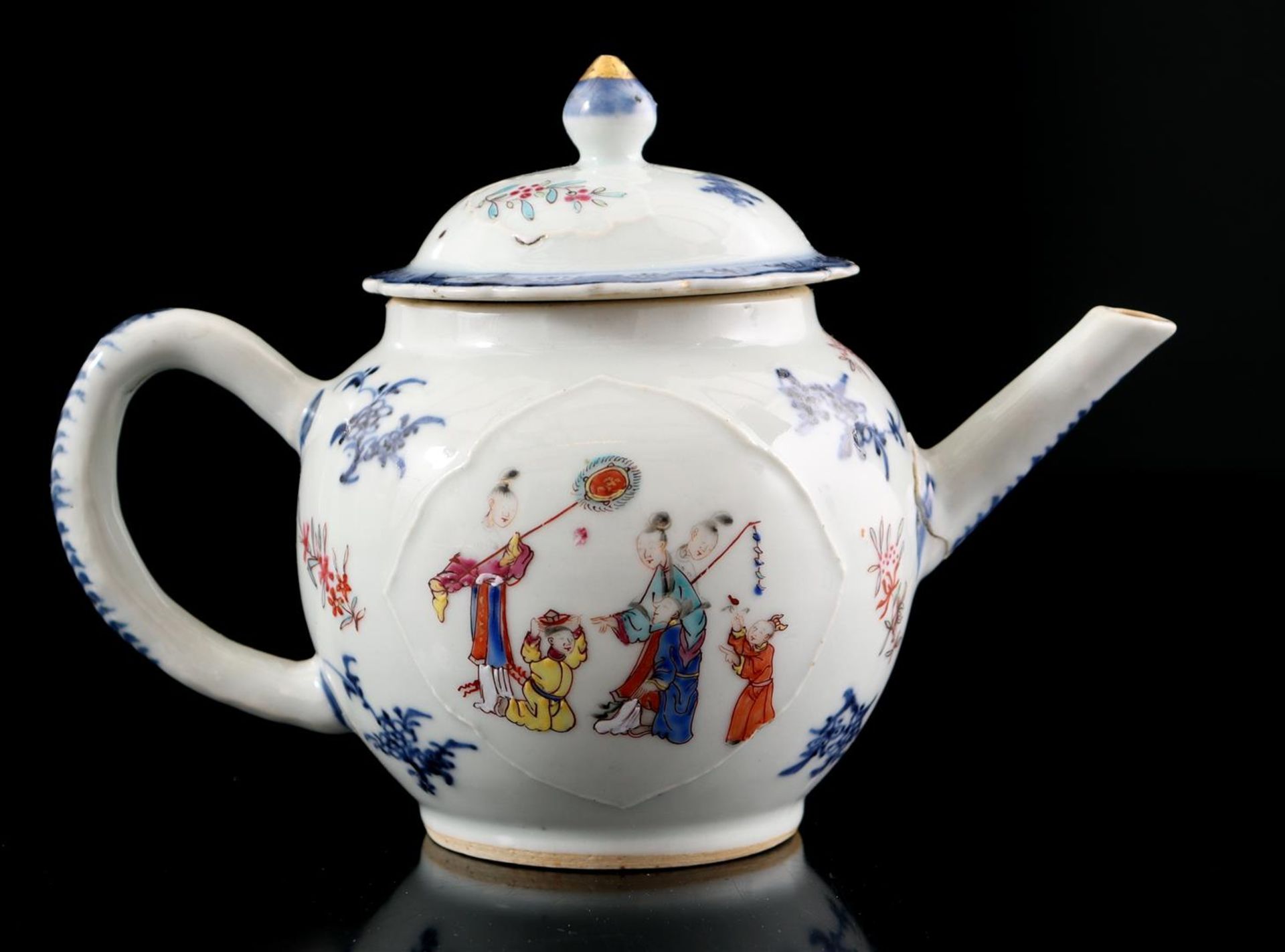 Porcelain teapot and cream jug, Qianlong - Image 2 of 13