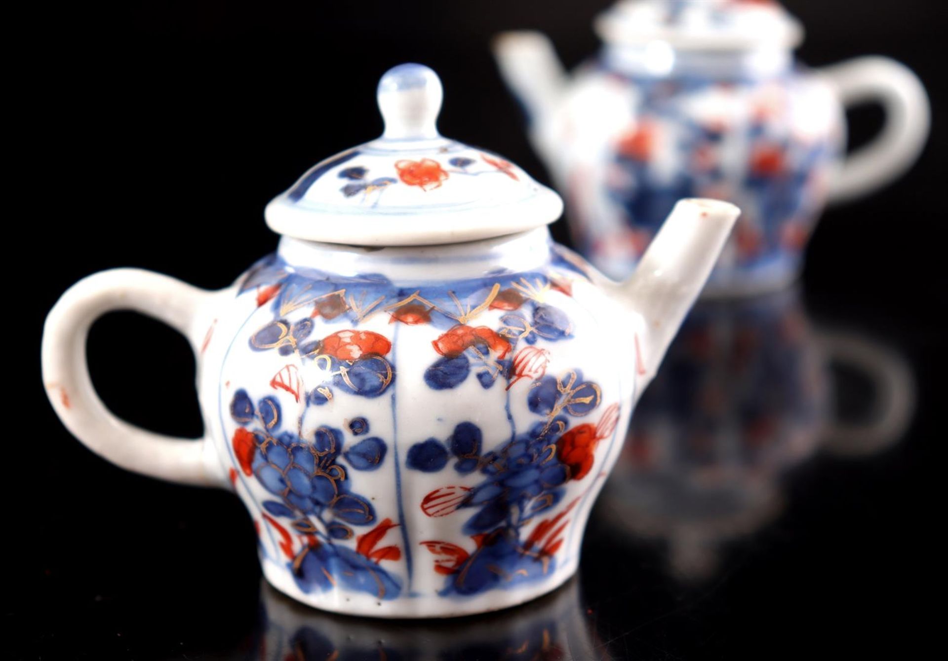 2 porcelain Imari pull pots, Kangxi - Image 2 of 5