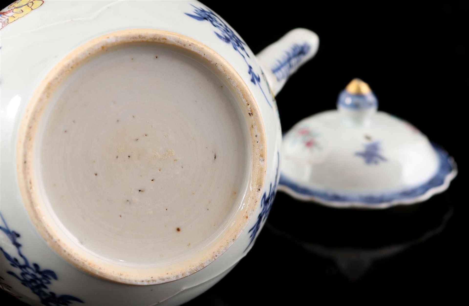 Porcelain teapot and cream jug, Qianlong - Image 6 of 13
