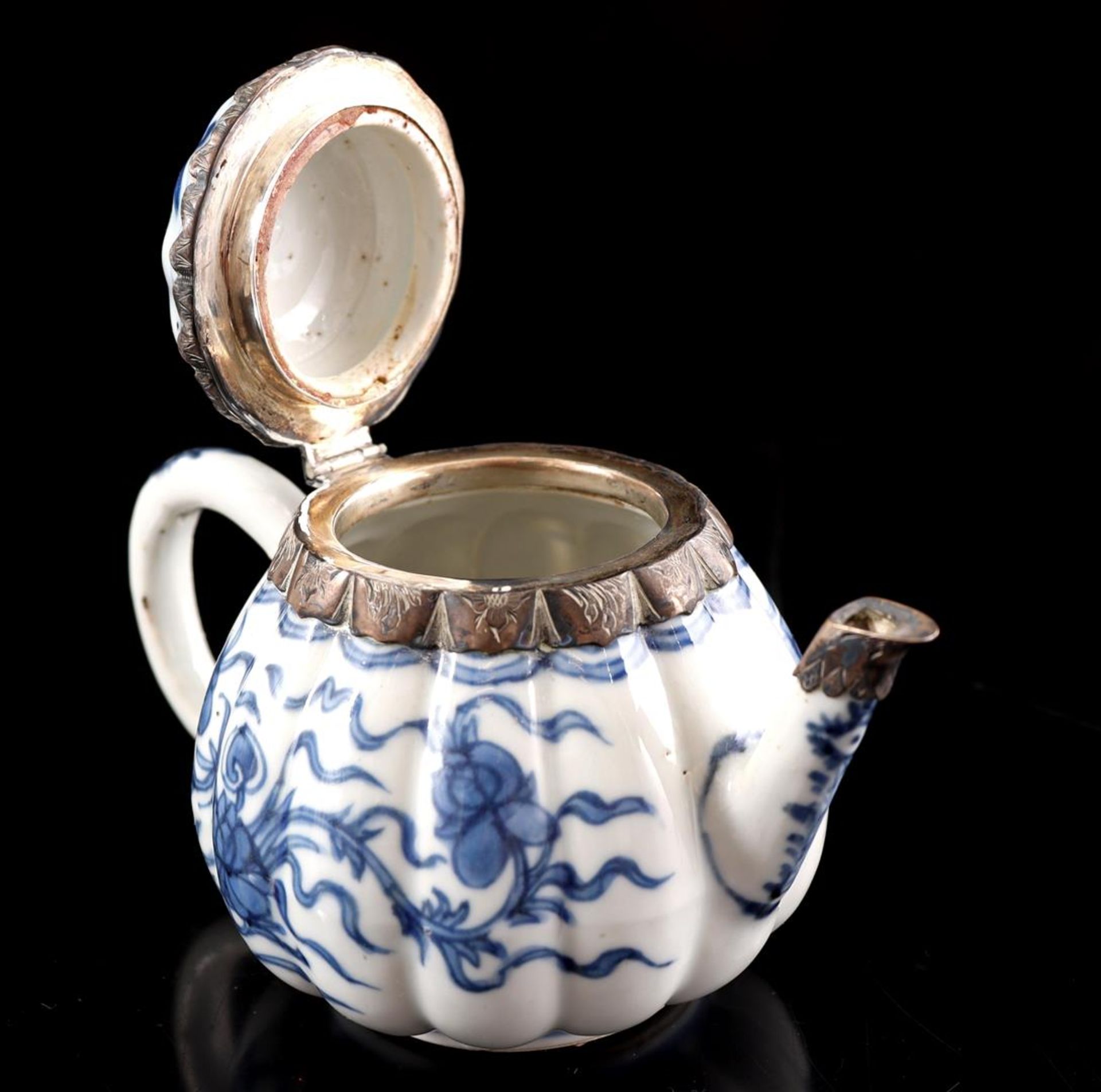 Porcelain teapot, Qianlong - Image 5 of 5