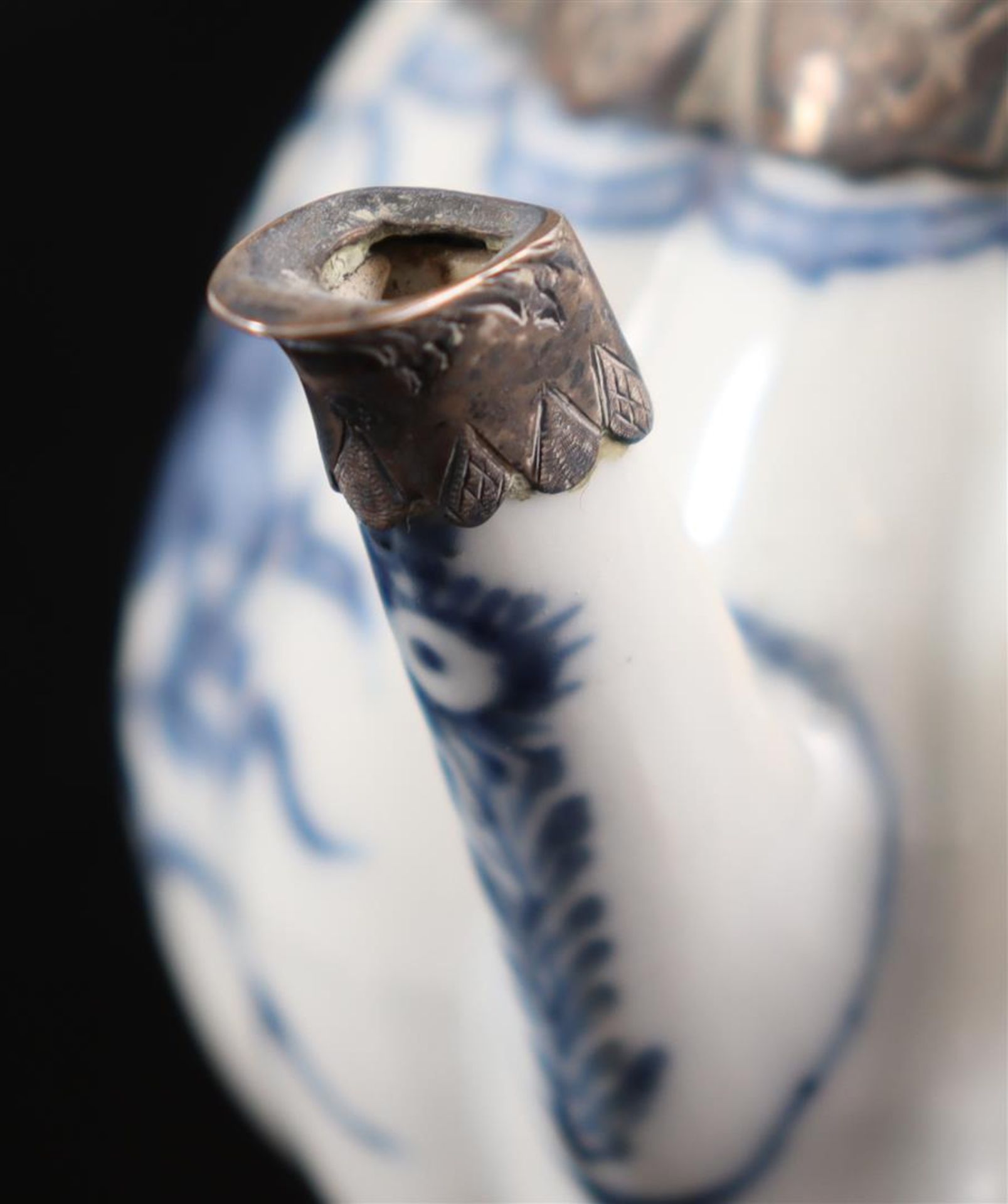 Porcelain teapot, Qianlong - Image 4 of 5