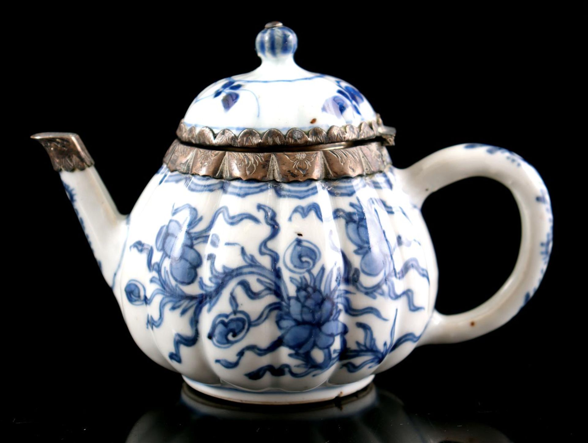 Porcelain teapot, Qianlong - Image 2 of 5
