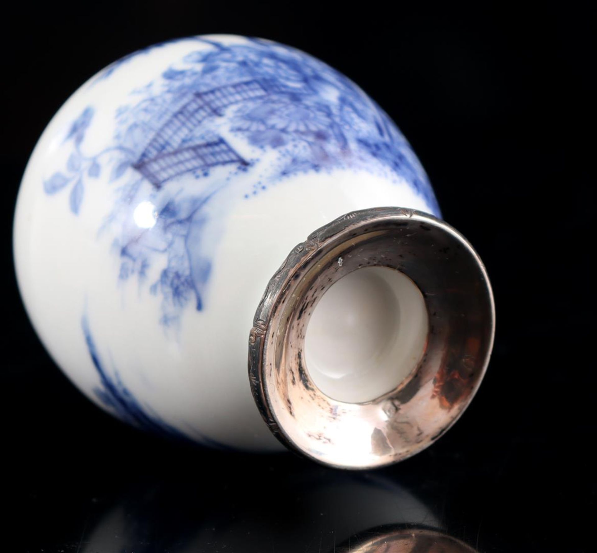 Porcelain tea caddy, Qianlong - Image 3 of 4