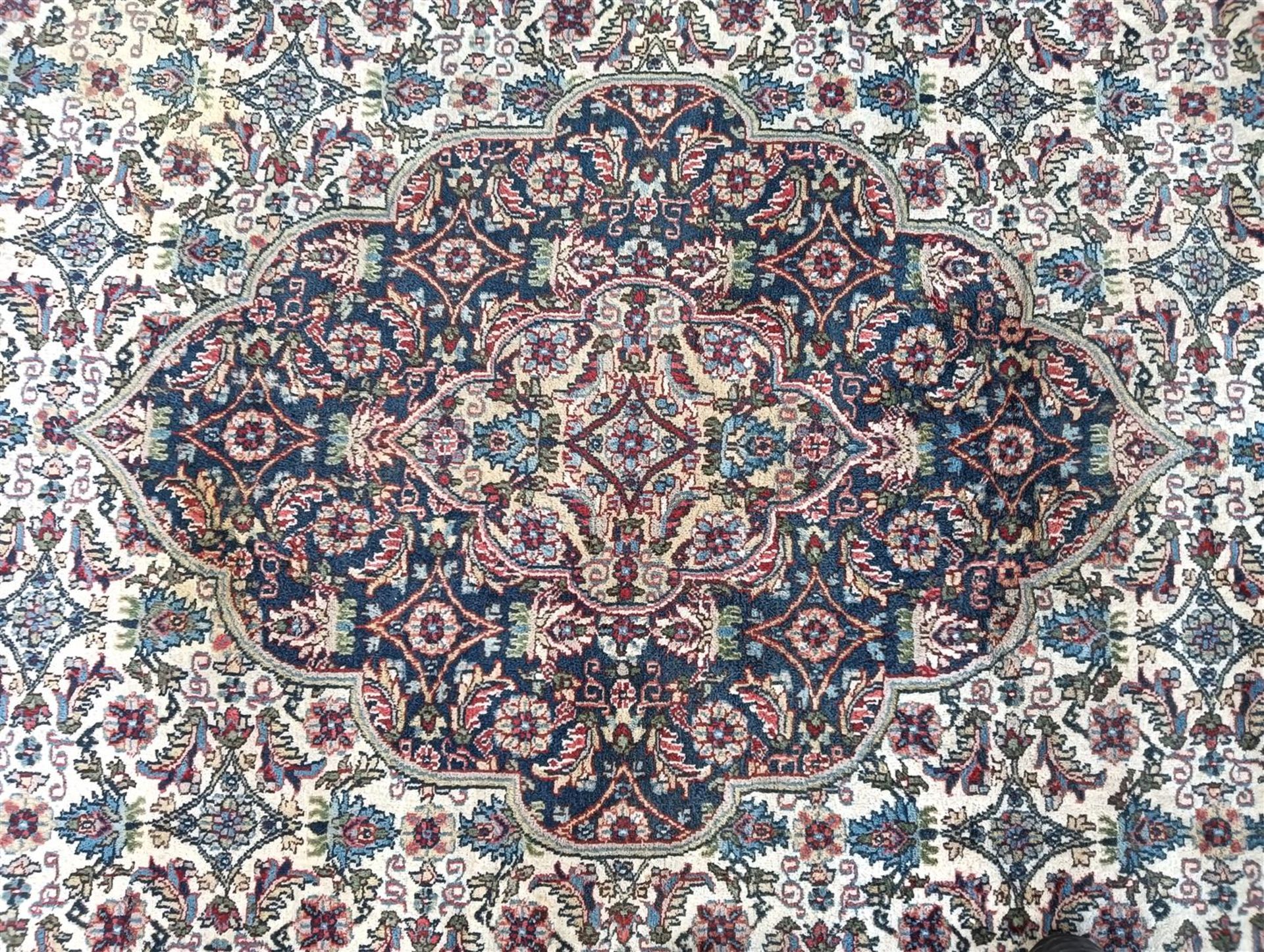 Oriental carpet - Image 2 of 6