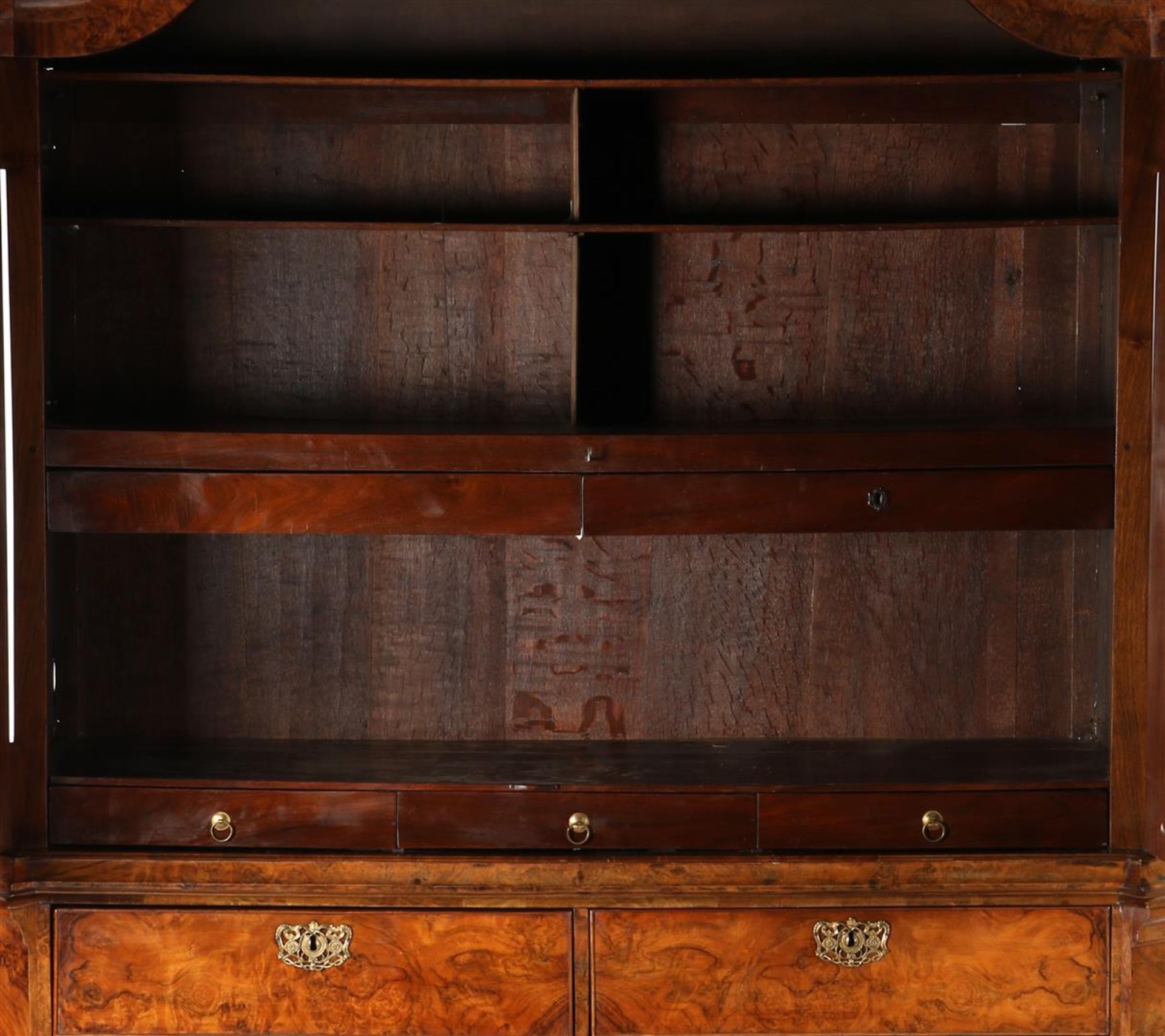 Burr walnut veneer on oak cabinet with profiled hood - Bild 2 aus 2