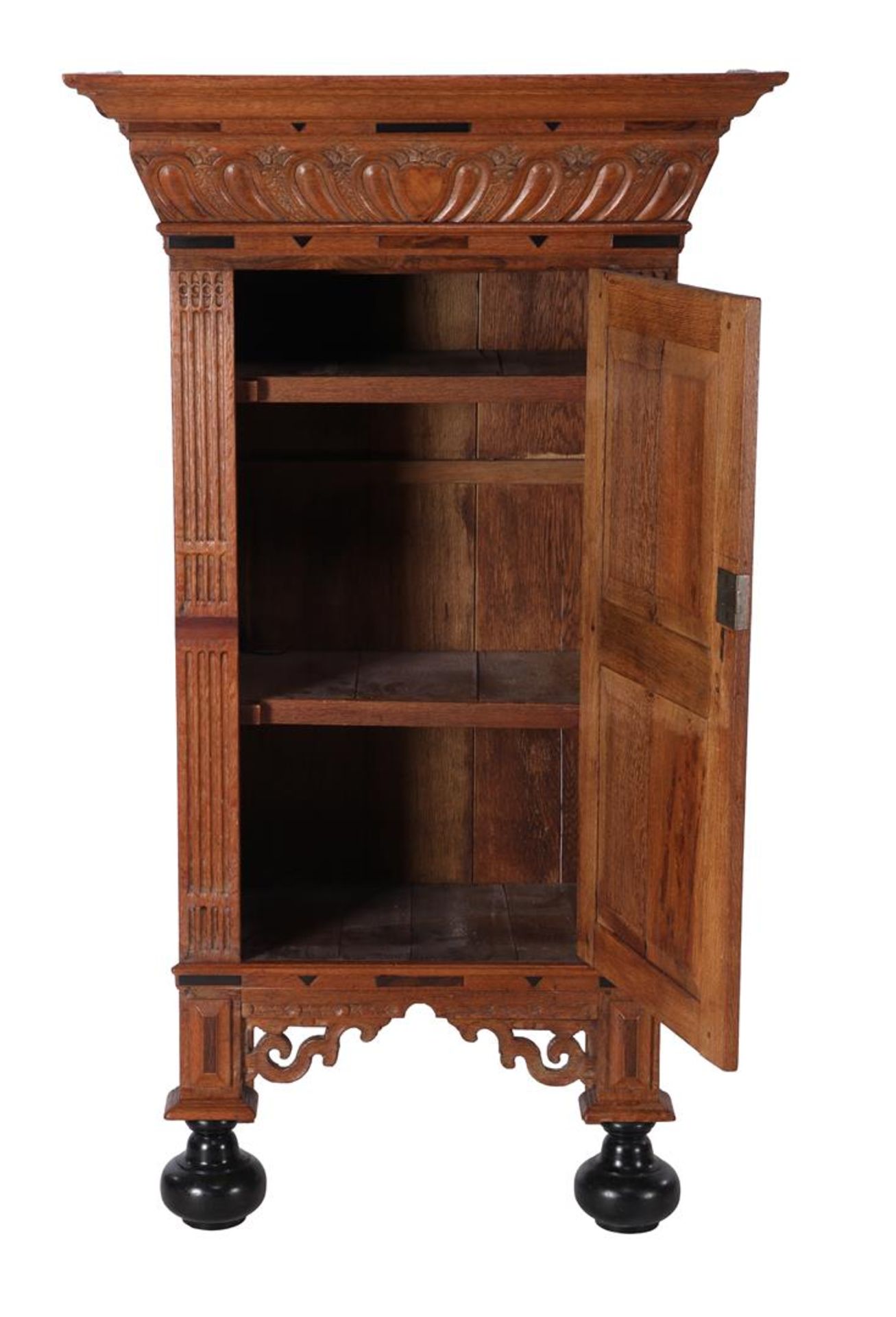 Oak single-door cupboard with straight hood rail including wavy mouldings - Image 2 of 2