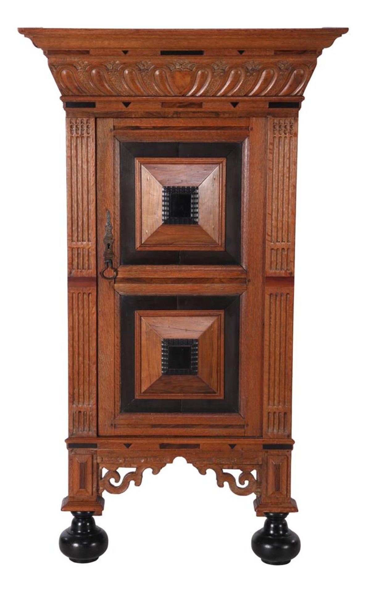 Oak single-door cupboard with straight hood rail including wavy mouldings