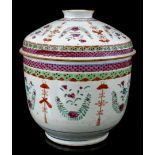 Porcelain Lowestoft lidded jar, Qianlong