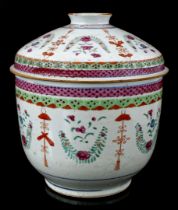 Porcelain Lowestoft lidded jar, Qianlong