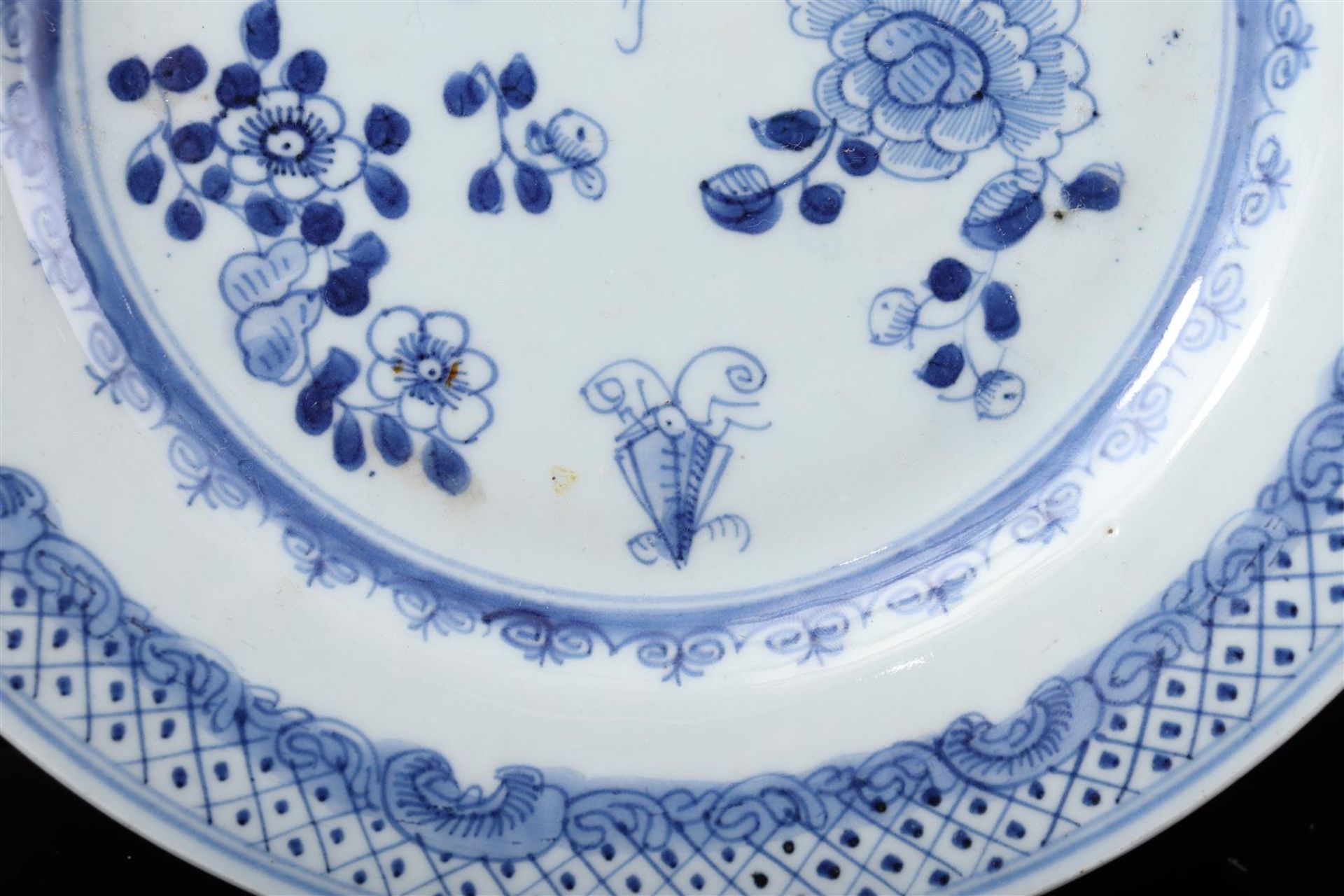4 porcelain dishes with blue floral decor, Qianlong - Image 3 of 6