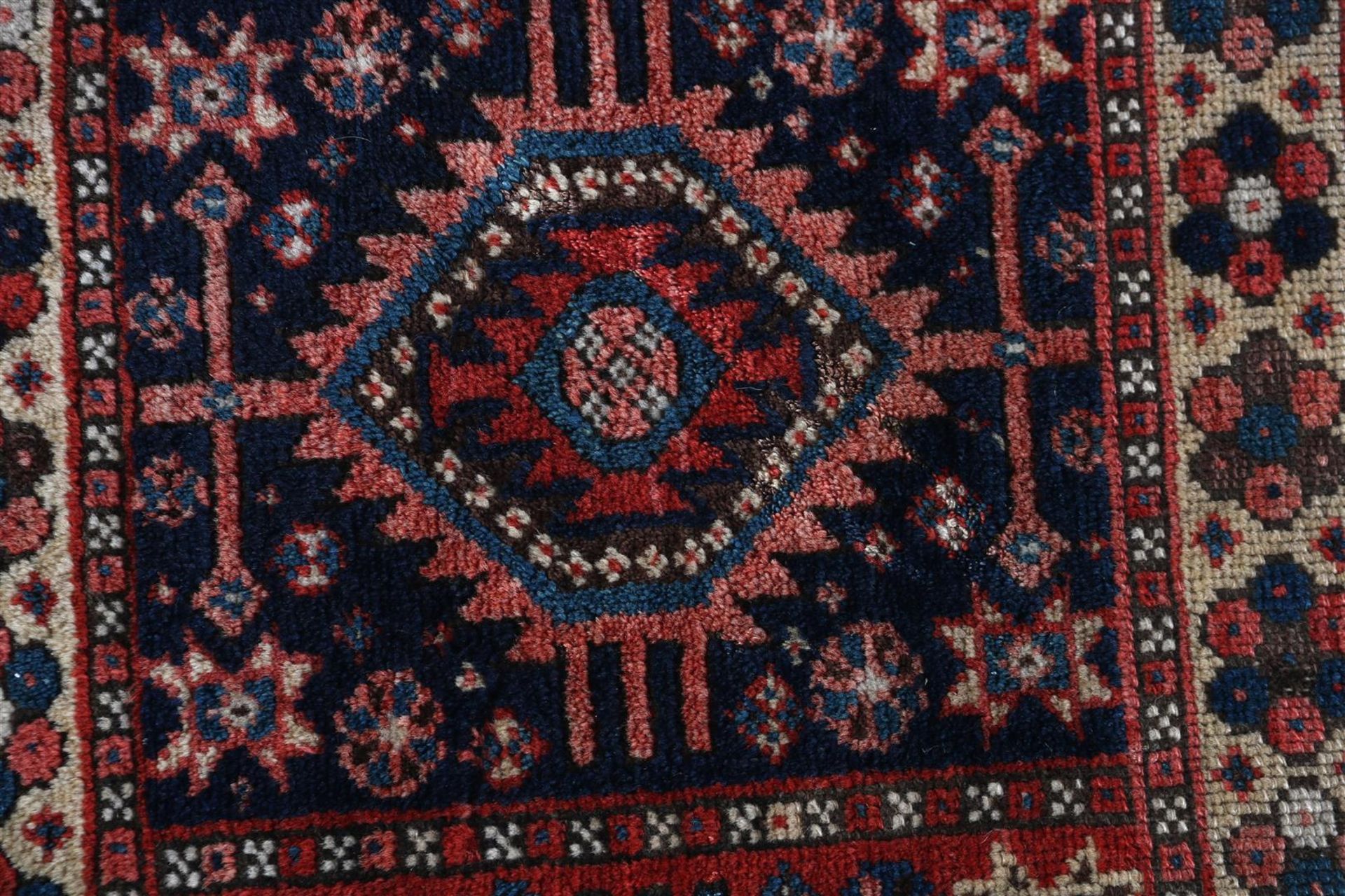 Oriental carpet - Image 2 of 4