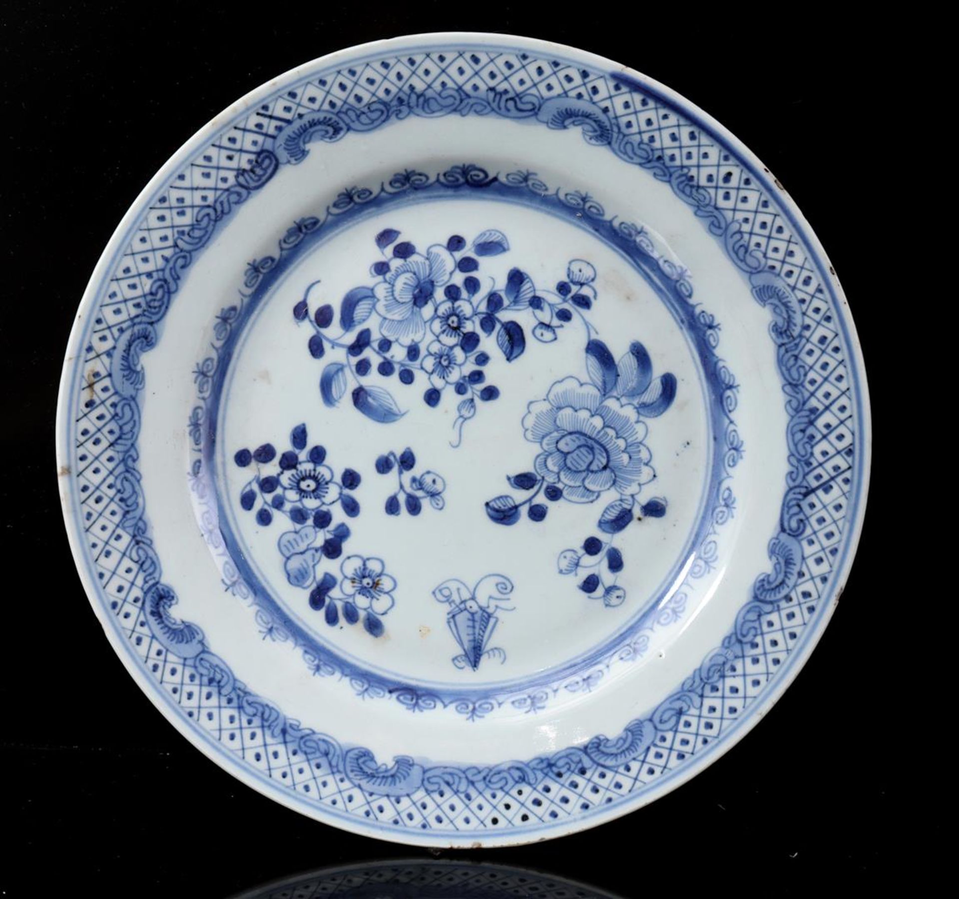 4 porcelain dishes with blue floral decor, Qianlong - Image 2 of 6