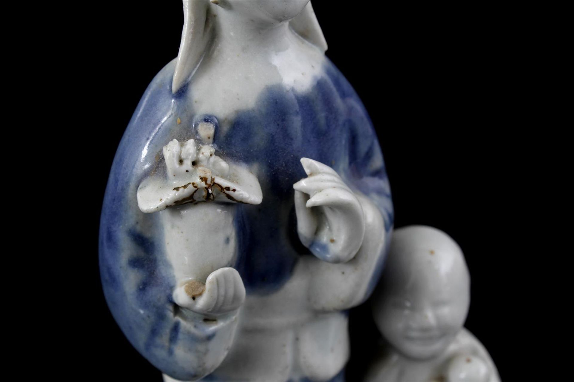 Porcelain statue of a woman and child, Qianlong - Bild 3 aus 3