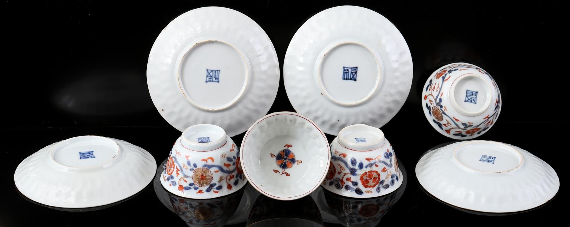 4 porcelain Imari cups and saucers, Kangxi - Image 2 of 4