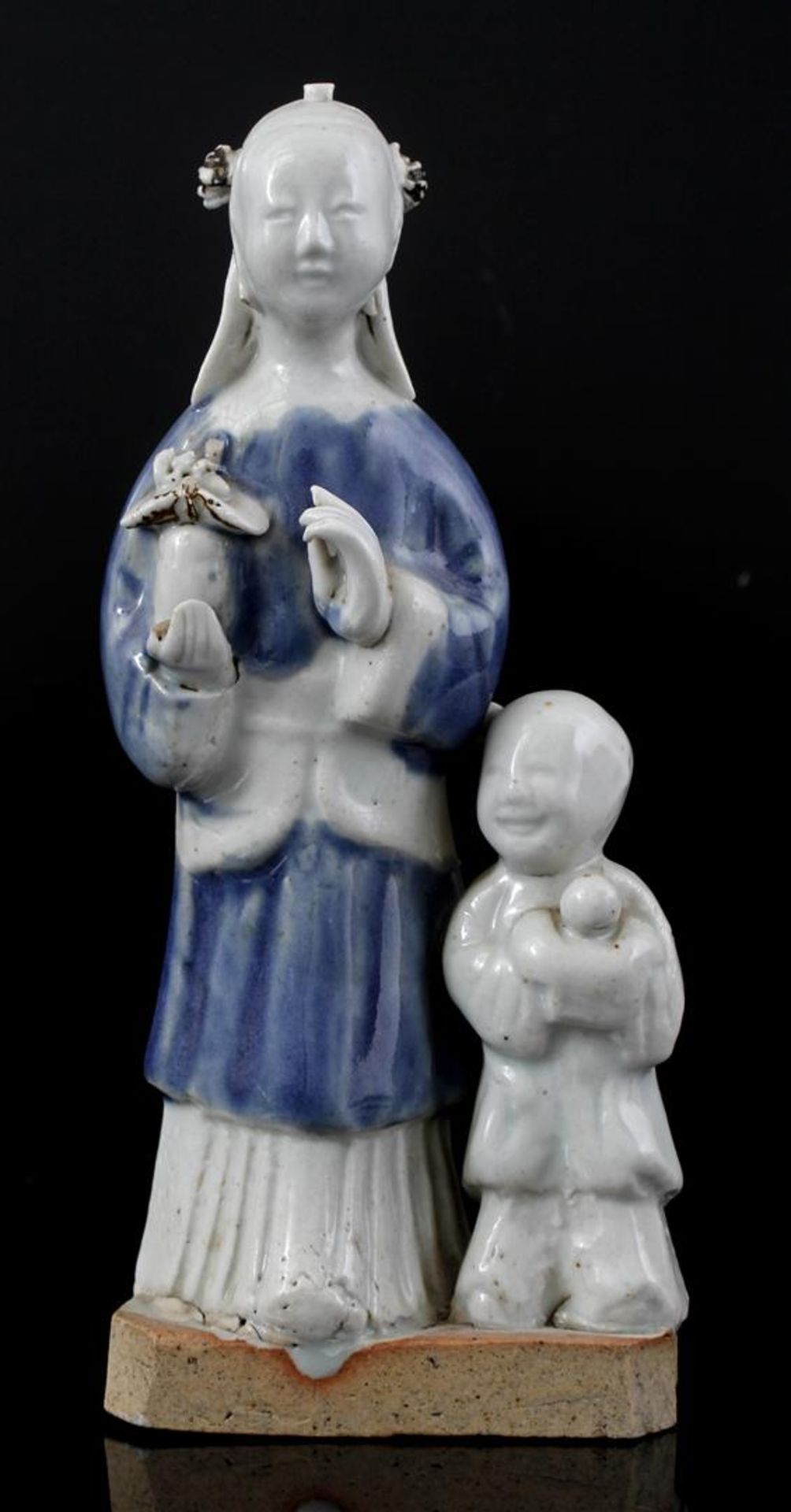 Porcelain statue of a woman and child, Qianlong