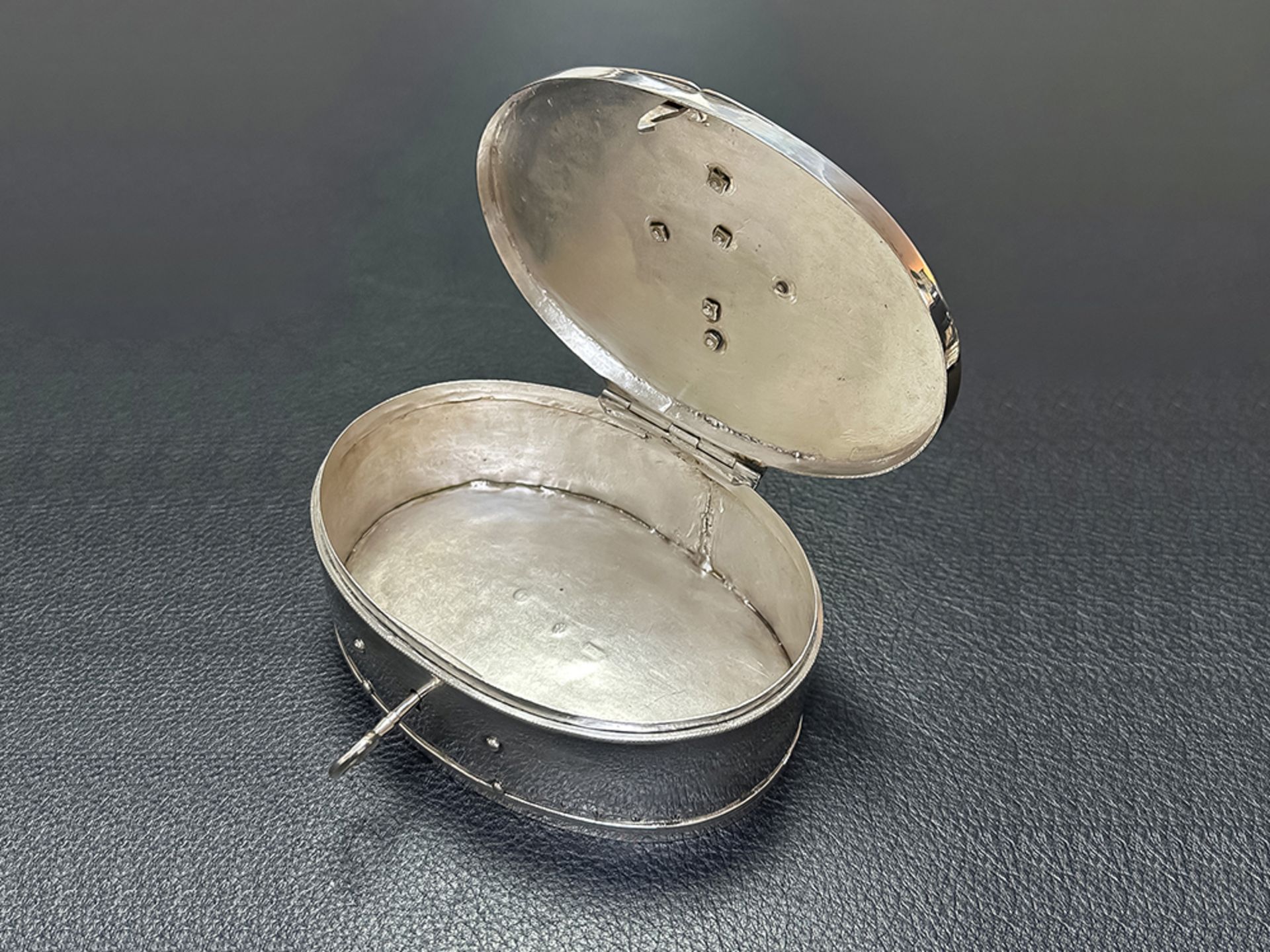 Antike Deckeldose mit Silber Schlüssel mit Tremolierstrich - Bild 4 aus 6