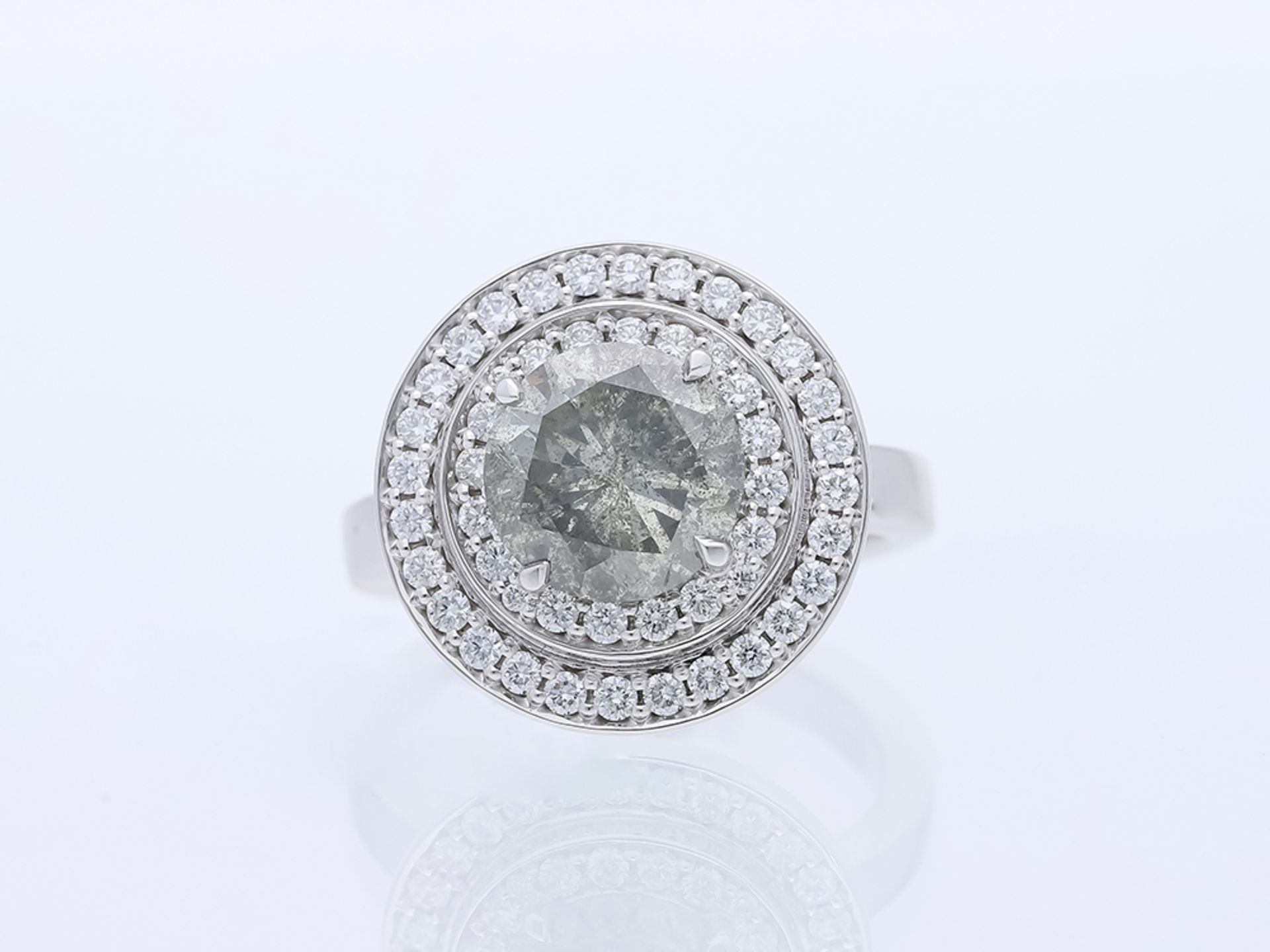 Ring with solitaire diamond and diamonds in 750 white gold