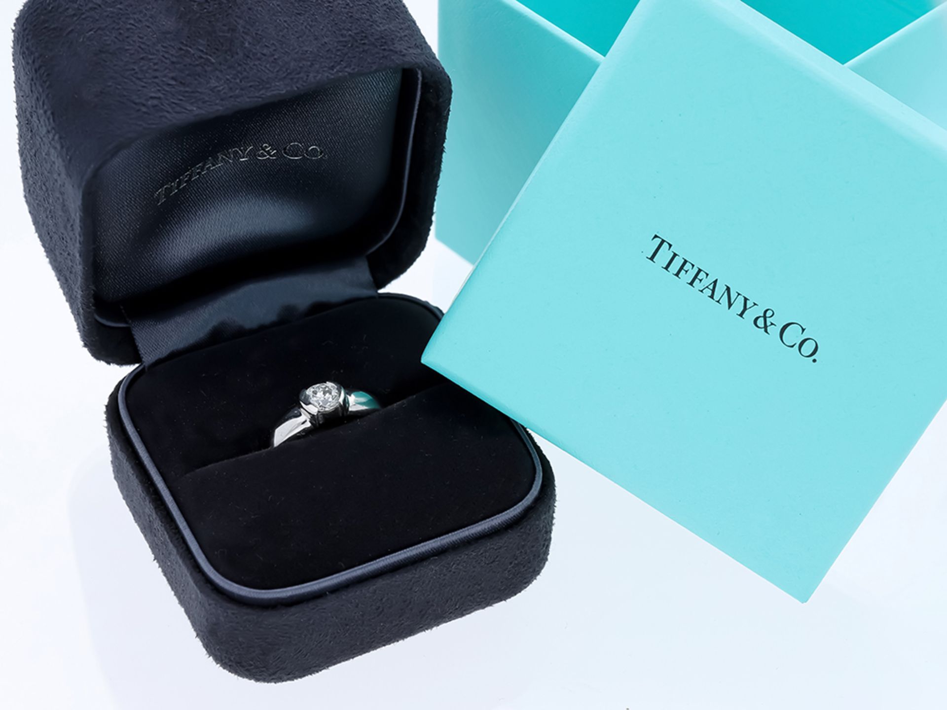 Tiffany & Co. ring in 950 platinum with solitaire diamonds, original case, gemological certificate - Image 6 of 6