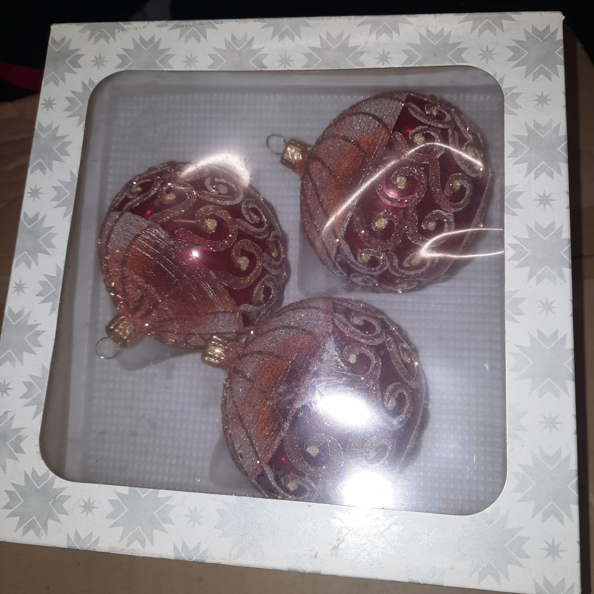 RRP £89 - X 8 BOXES OF HIGH-END CHRISTMAS DECORATIONS GLASS BAUBBLES IN VARIOUS COLOURS, DESIGNS & - Image 4 of 5