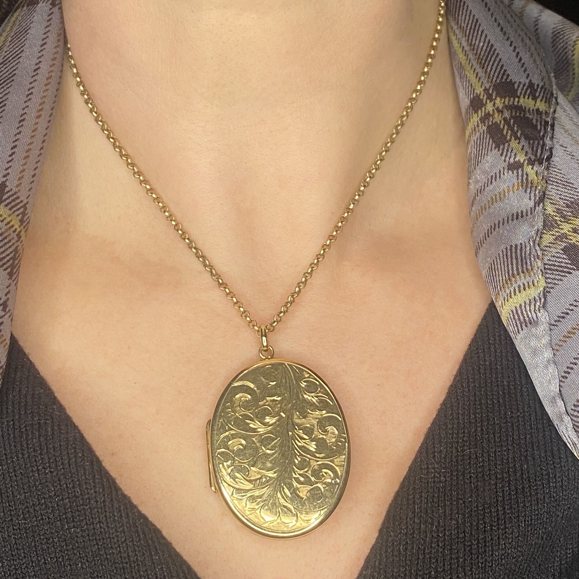 A 9ct gold locket on chain, the locket with engraved foliate decoration to the front, suspen... - Image 4 of 4