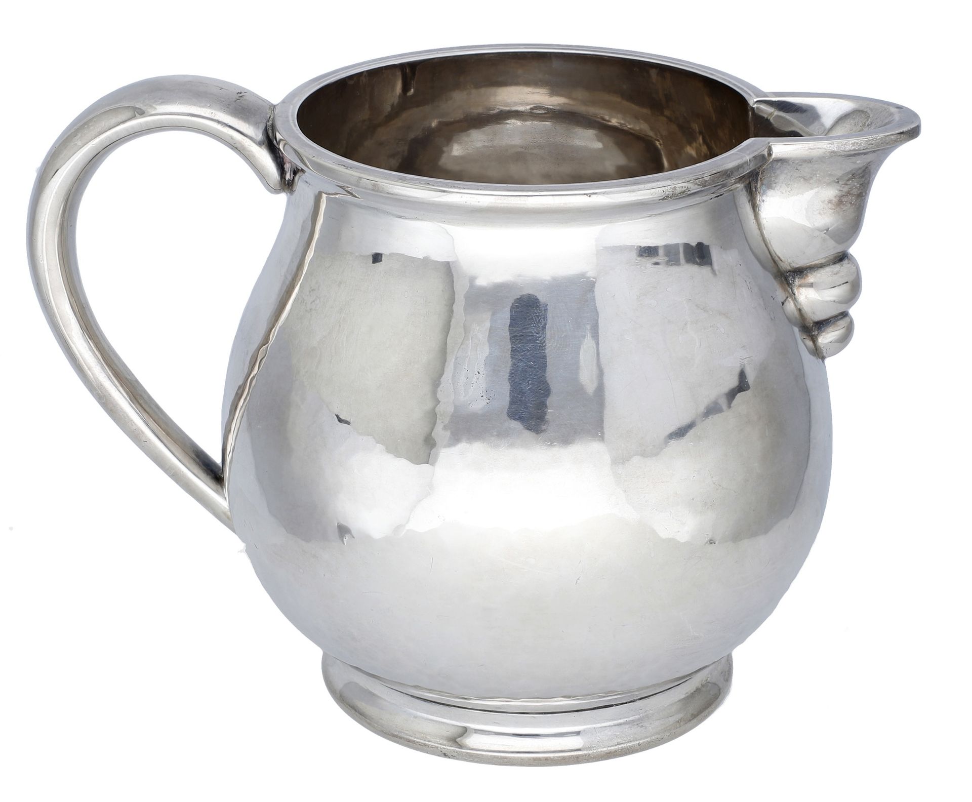 An Elizabeth II silver milk jug, of good gauge and plain design, the body lightly planished,... - Bild 2 aus 3