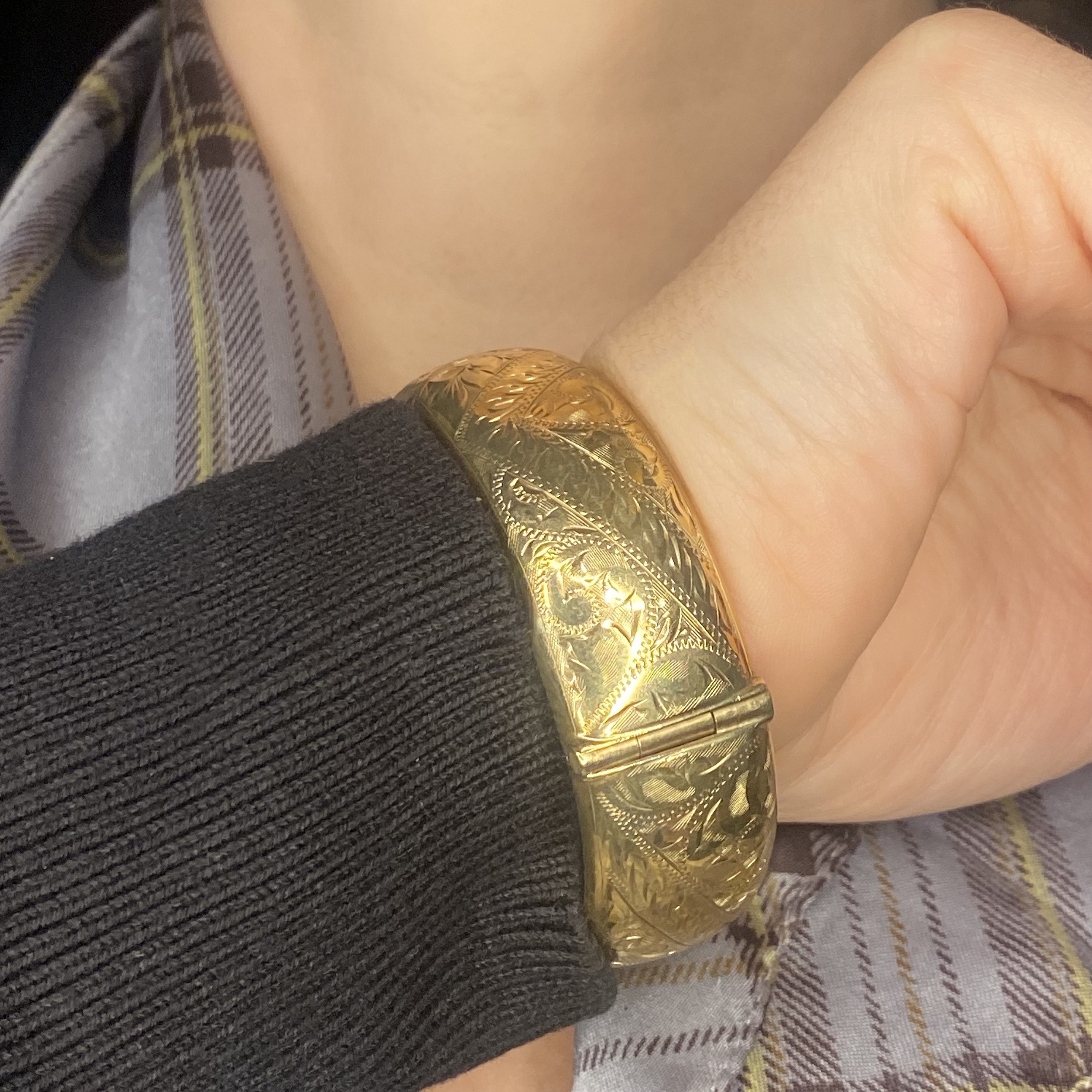 A 9ct gold hinged bangle, of hollow form, with engraved foliate and scroll decoration throug... - Image 4 of 4