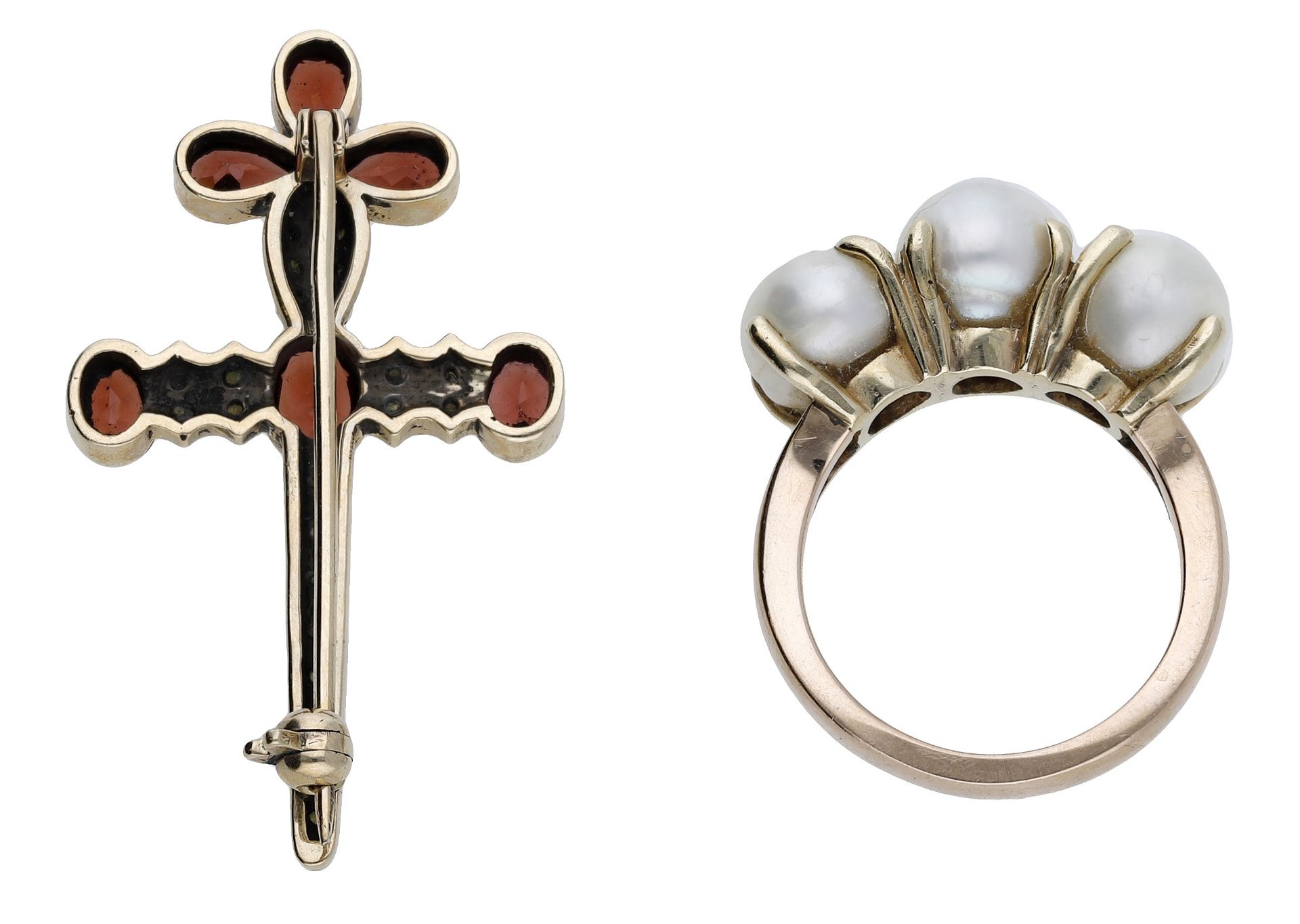 A 9ct gold garnet and seed pearl cross brooch and cultured pearl ring, the brooch set throug... - Image 2 of 3