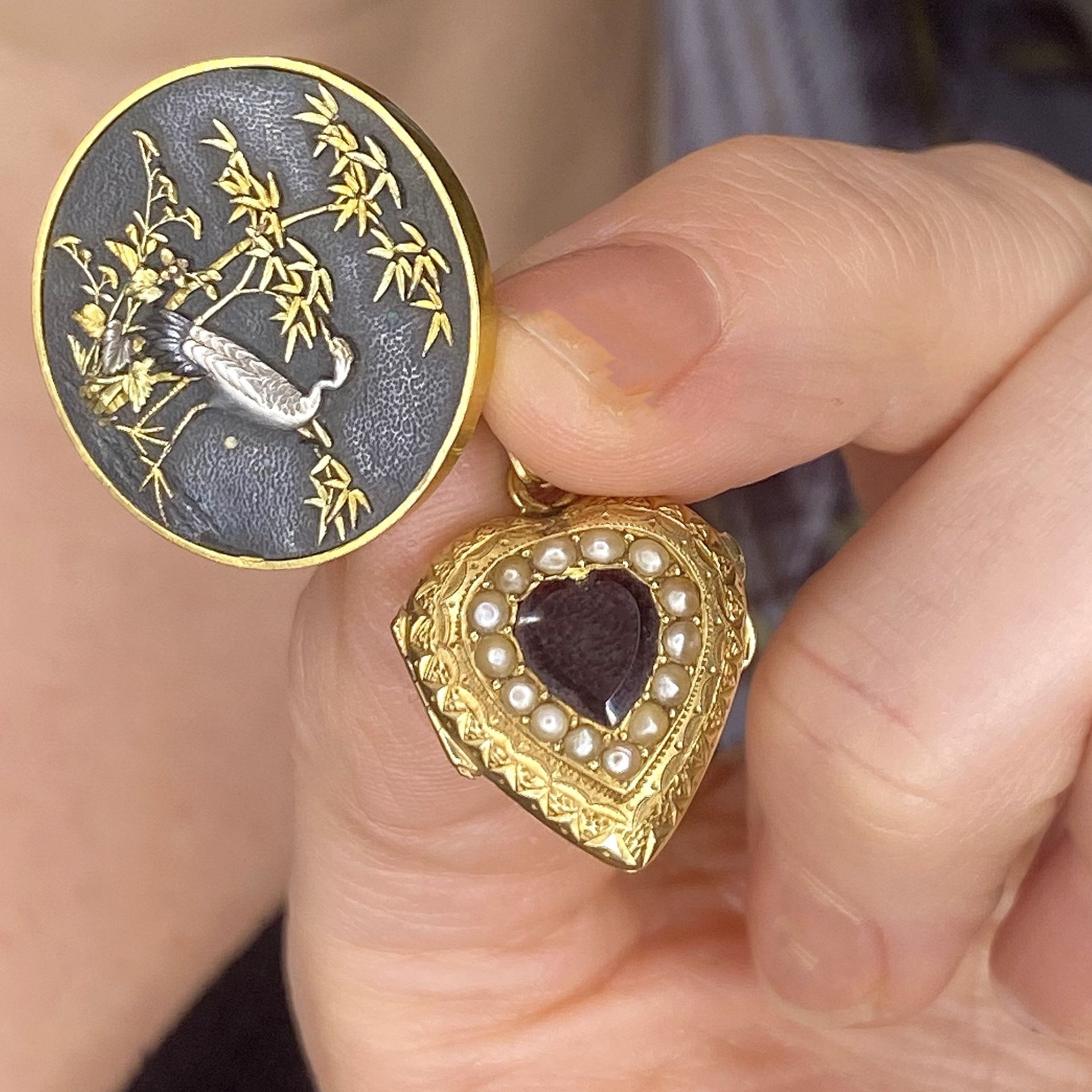 A Japanese brooch and a locket, the shakudo work circular brooch depicting a crane amidst ba... - Image 4 of 4