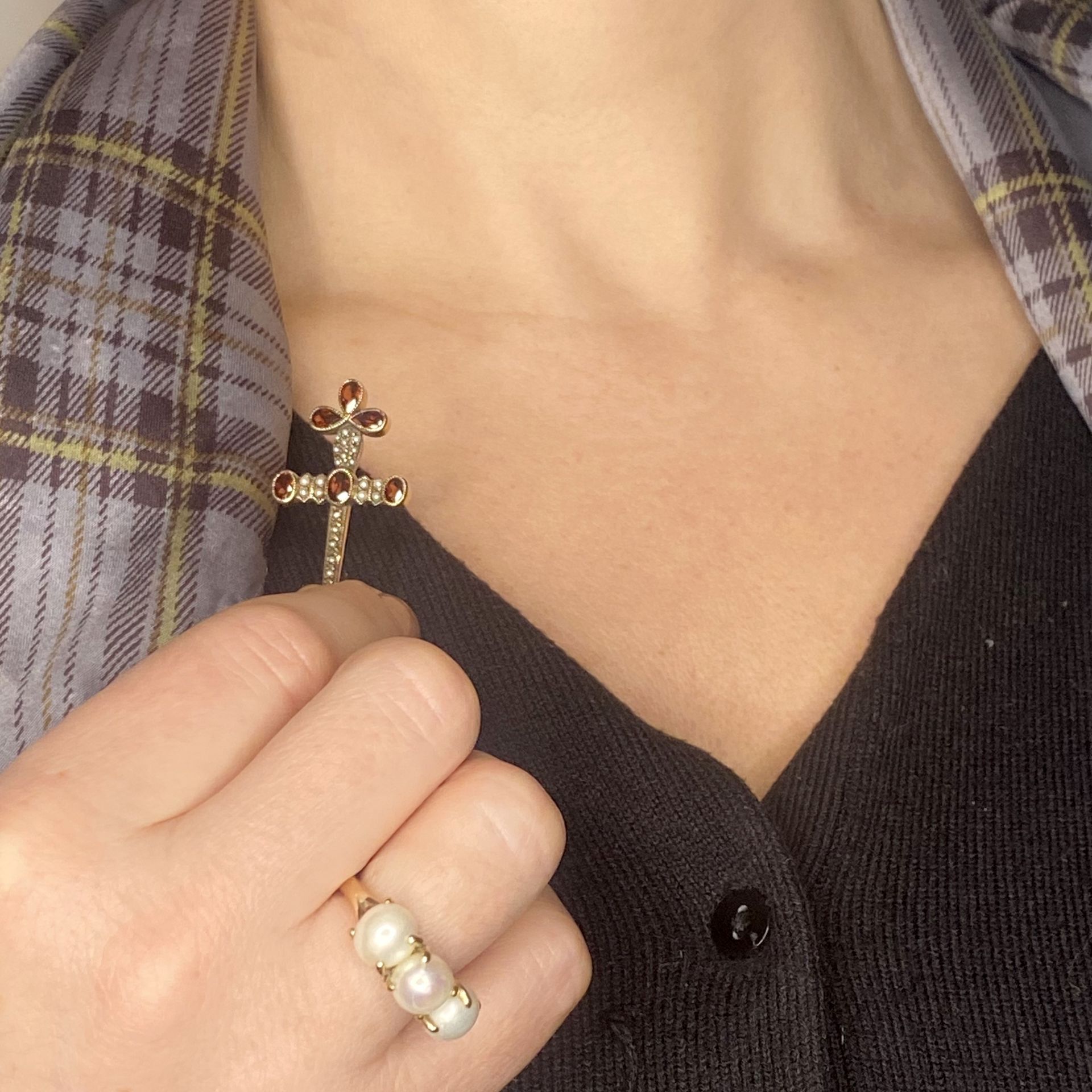 A 9ct gold garnet and seed pearl cross brooch and cultured pearl ring, the brooch set throug... - Image 3 of 3