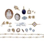 A collection of assorted jewellery, including a fancy-link chain necklace spaced with cultur...