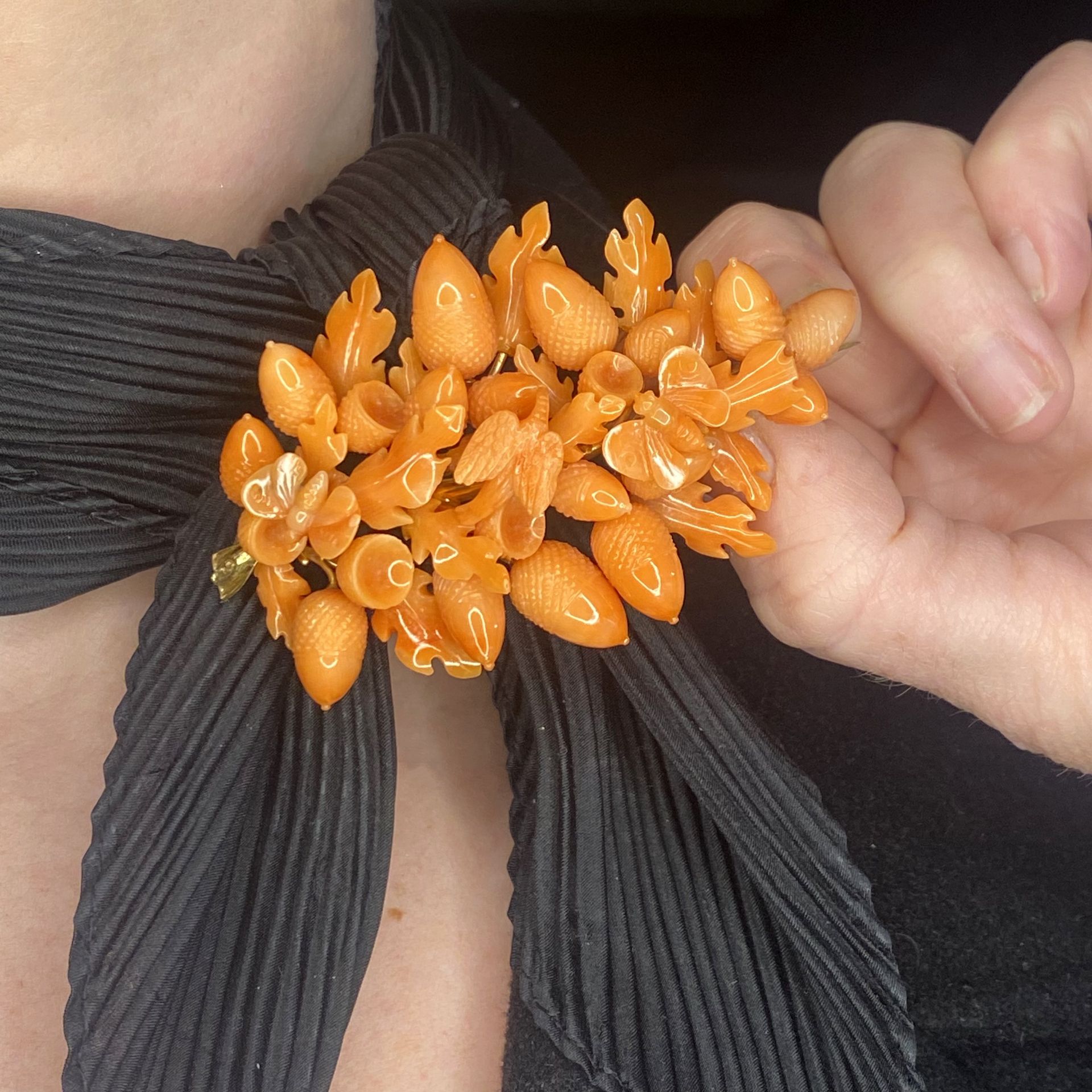 A 19th century coral spray brooch, the Corallium Rubrum spray carved with acorns, leaves, bu... - Bild 3 aus 3