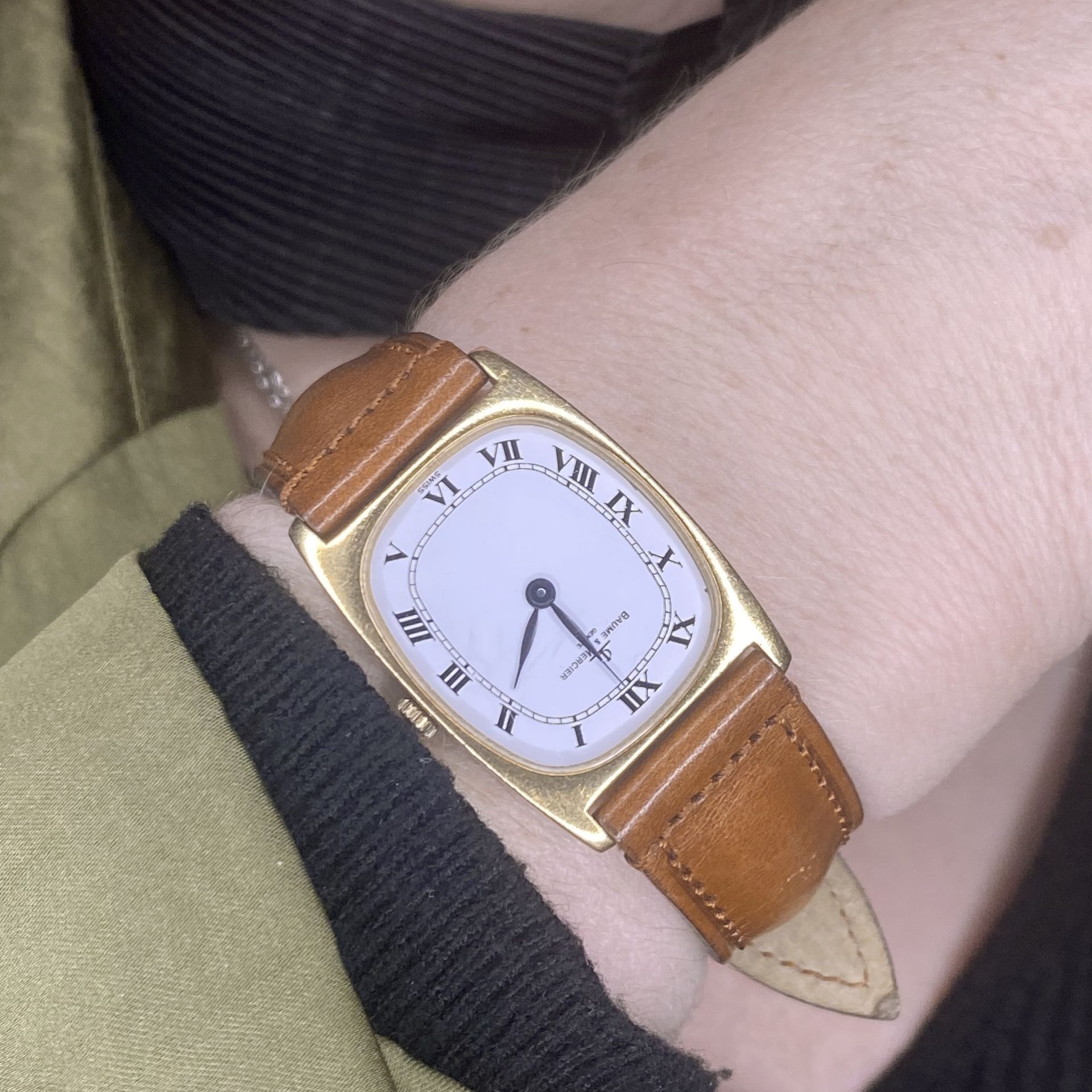 Baume & Mercier. A gold tonneau-form wristwatch, Ref. 37074, circa 1980. Movement: cal. 105... - Bild 3 aus 3