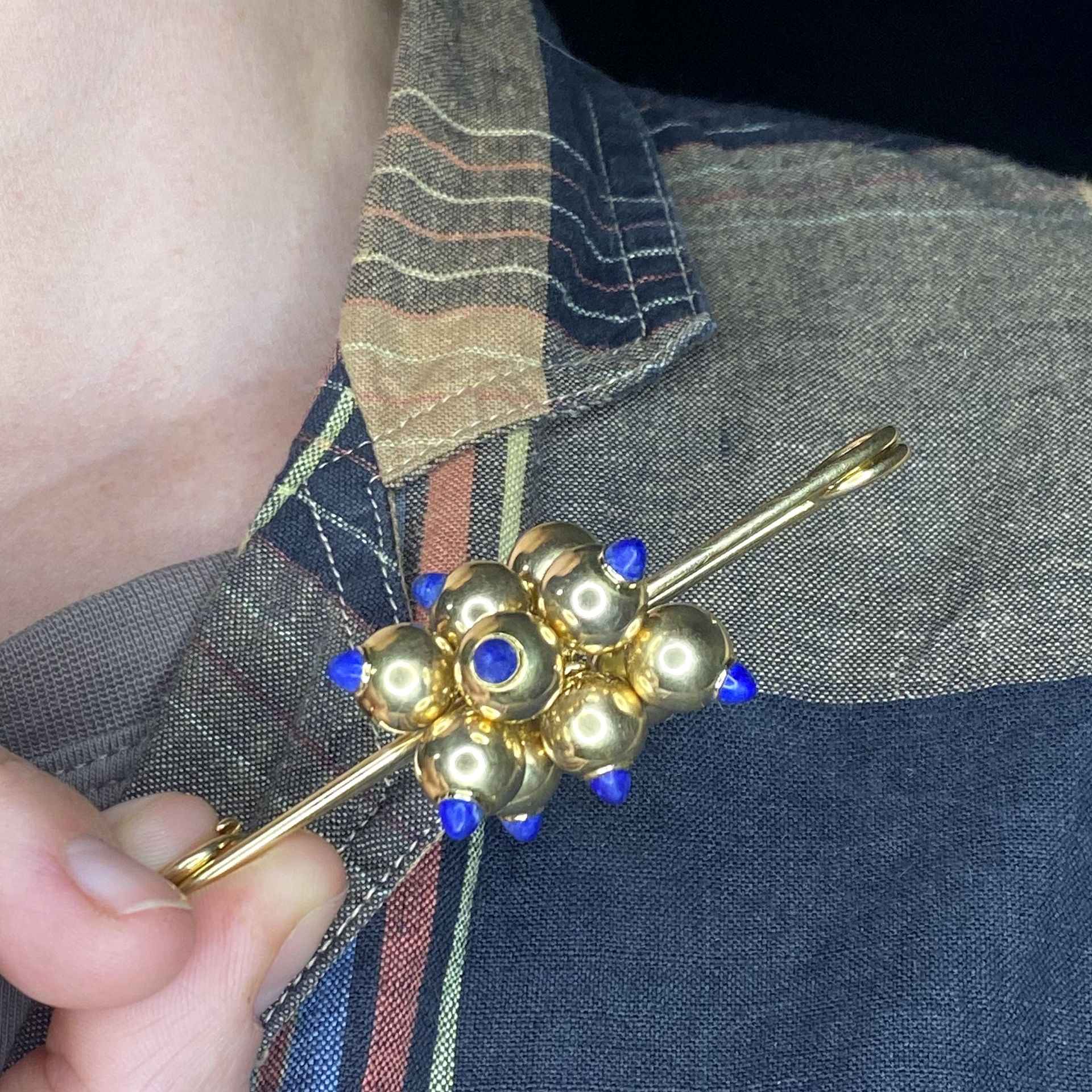 A gold and lapis lazuli pin brooch by Cartier, circa 1940, centred with a cluster of indivi... - Bild 6 aus 6