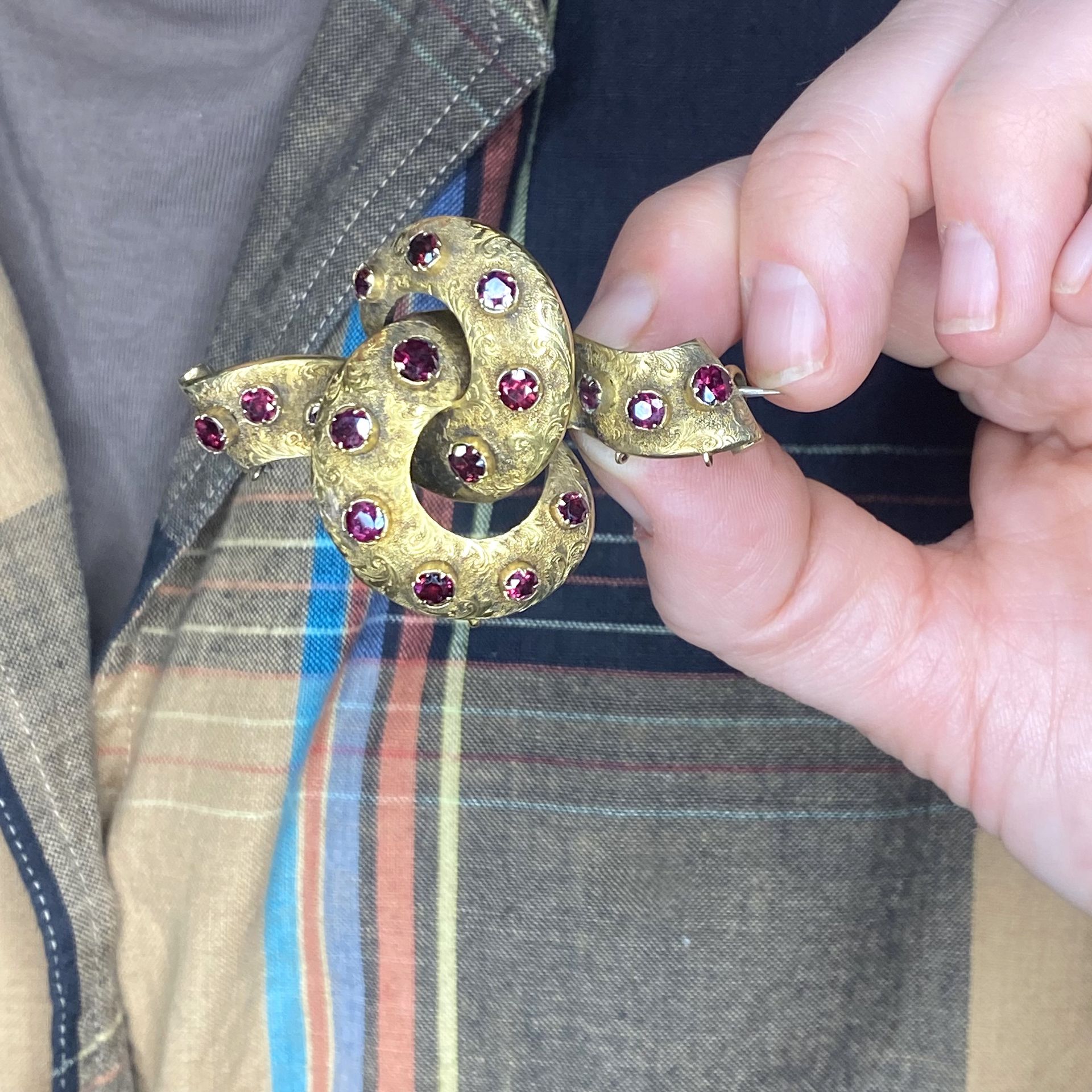 A 19th century garnet set brooch, of knot design, the front with engraved foliate decoration... - Bild 3 aus 3