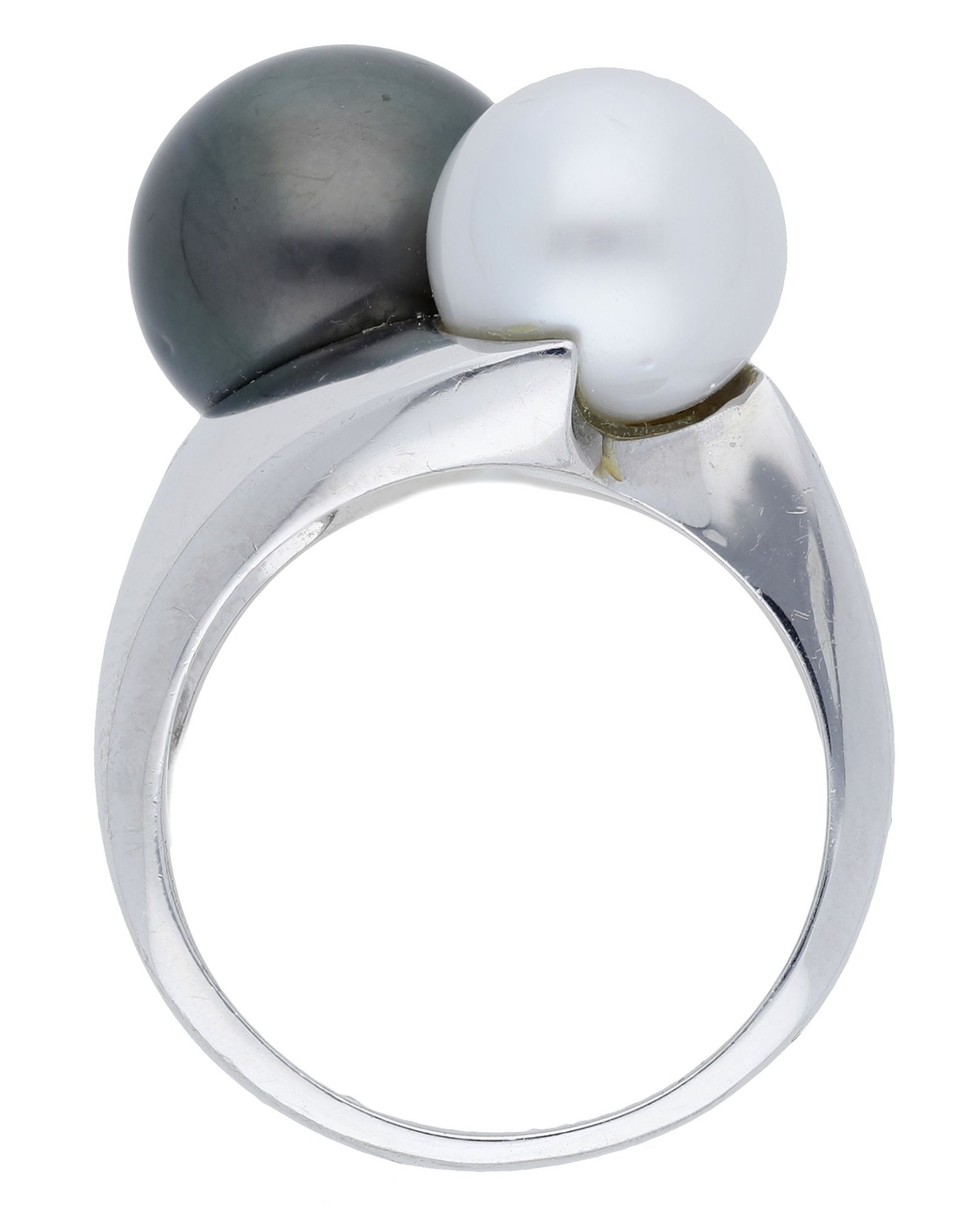 An 18ct white gold and cultured pearl dress ring by Alison Bradley, 2017, of crossover desig... - Bild 2 aus 3