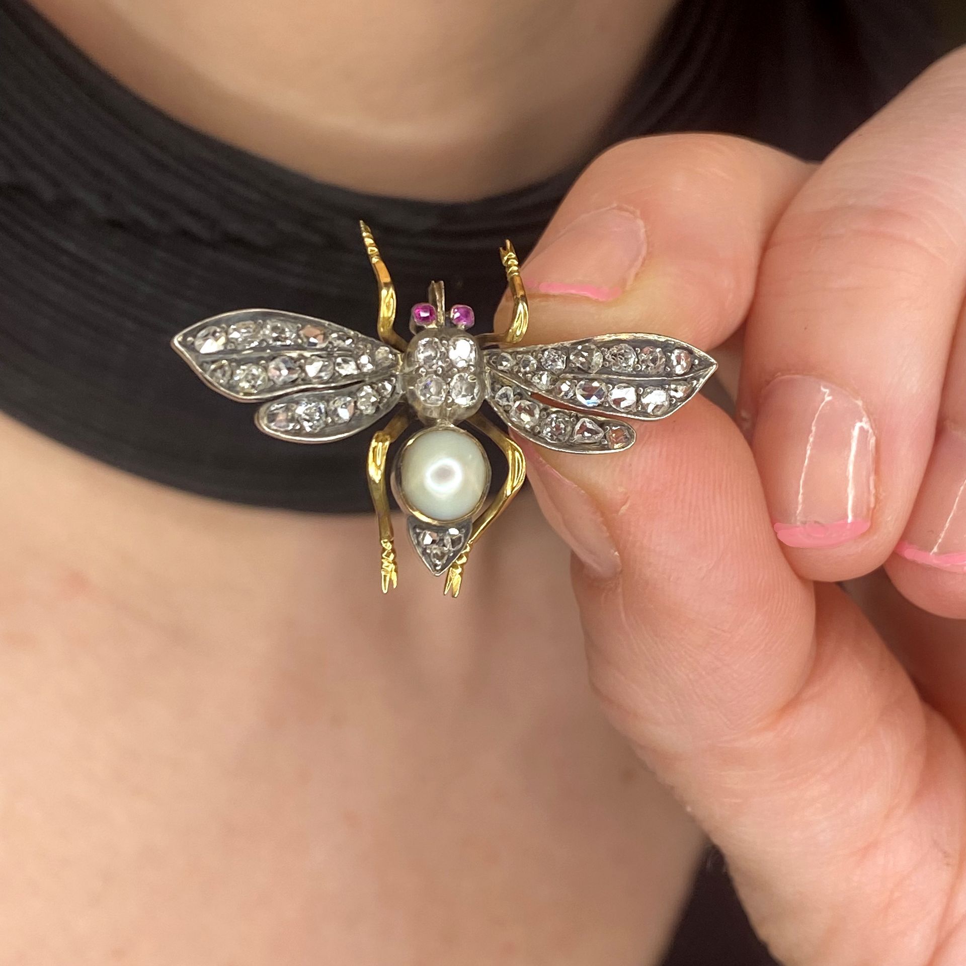 A late 19th century diamond and pearl set insect brooch, set throughout with old brilliant-c... - Bild 3 aus 3