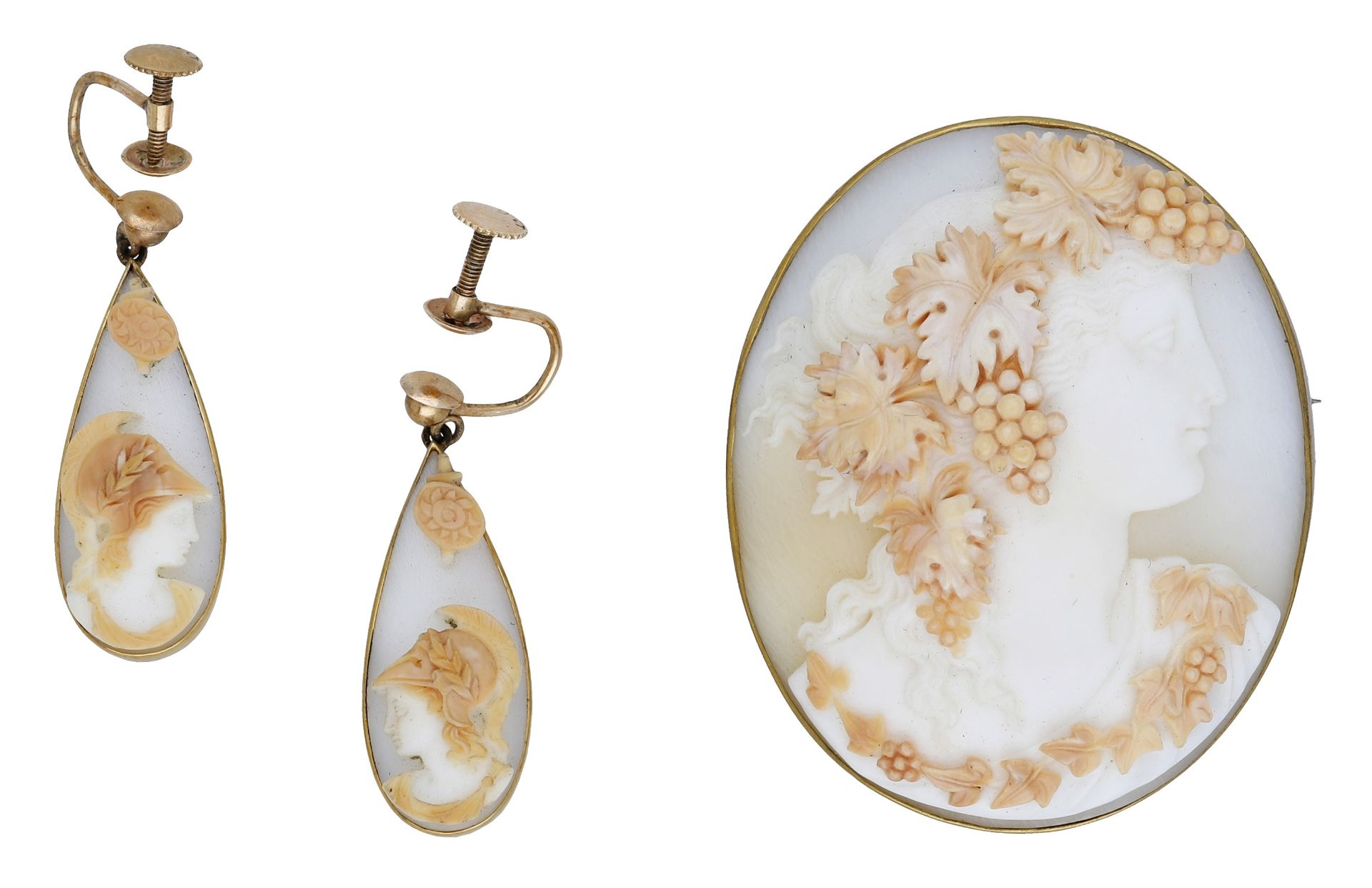 A 19th century shell cameo brooch and pair of earrings, the oval brooch carved to depict a b... - Bild 2 aus 4