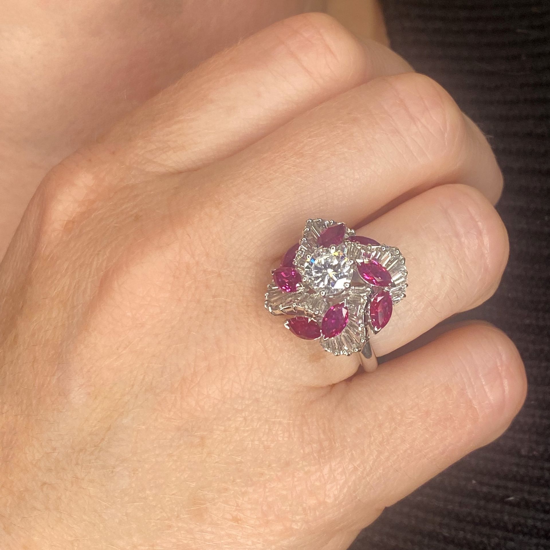 A ruby and diamond ballerina ring, set with a brilliant-cut diamond within a surround of cal... - Bild 4 aus 4