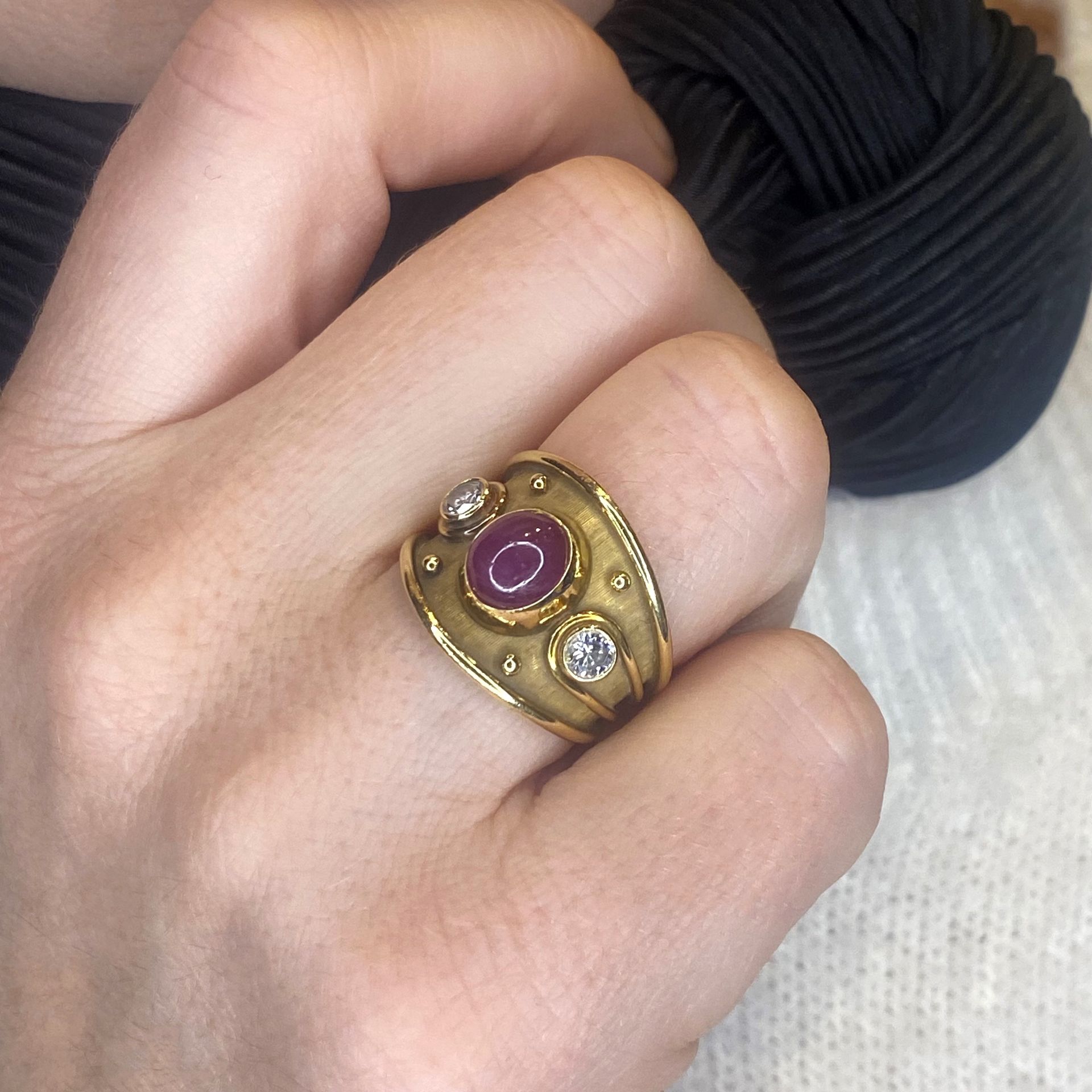 An 18ct gold ruby and diamond set dress ring by Leo de Vroomen, 1978, the broadly tapered ba... - Bild 4 aus 4