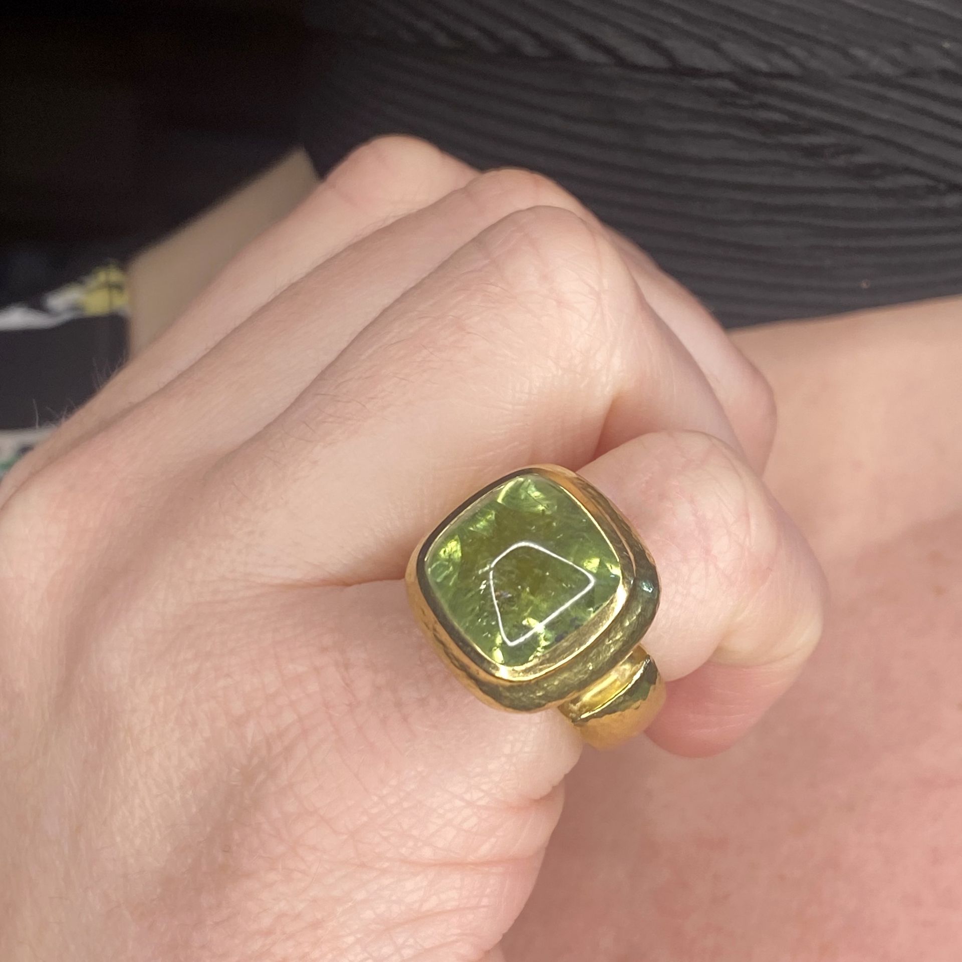 A peridot ring by Leo de Vroomen, 2007, the heavy gold mount with lightly hammered finish, c... - Bild 3 aus 3