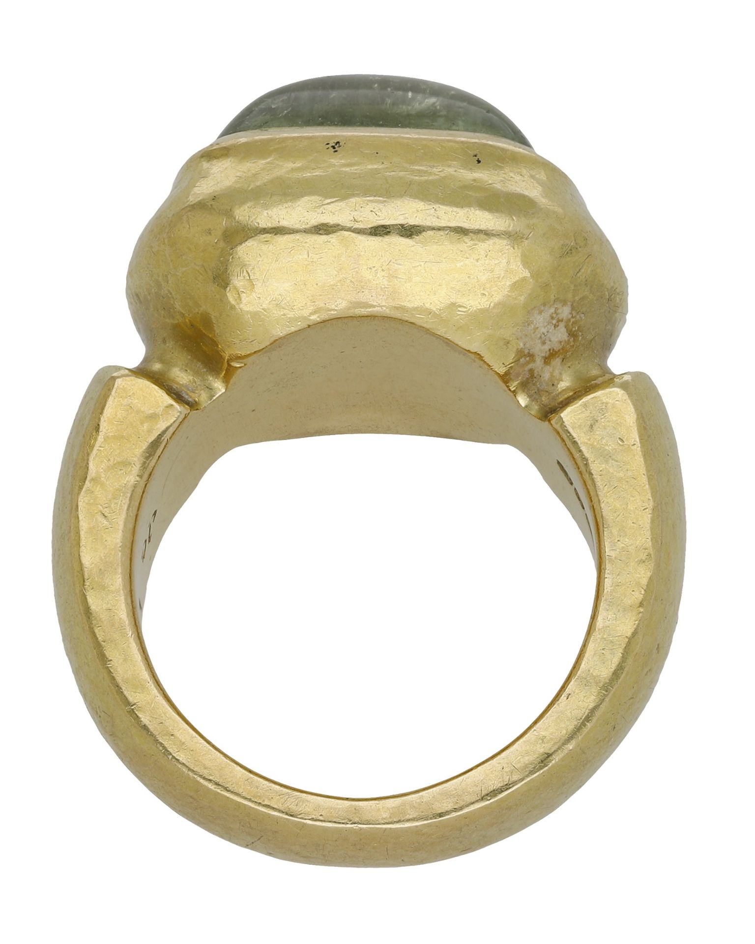 A peridot ring by Leo de Vroomen, 2007, the heavy gold mount with lightly hammered finish, c... - Bild 2 aus 3