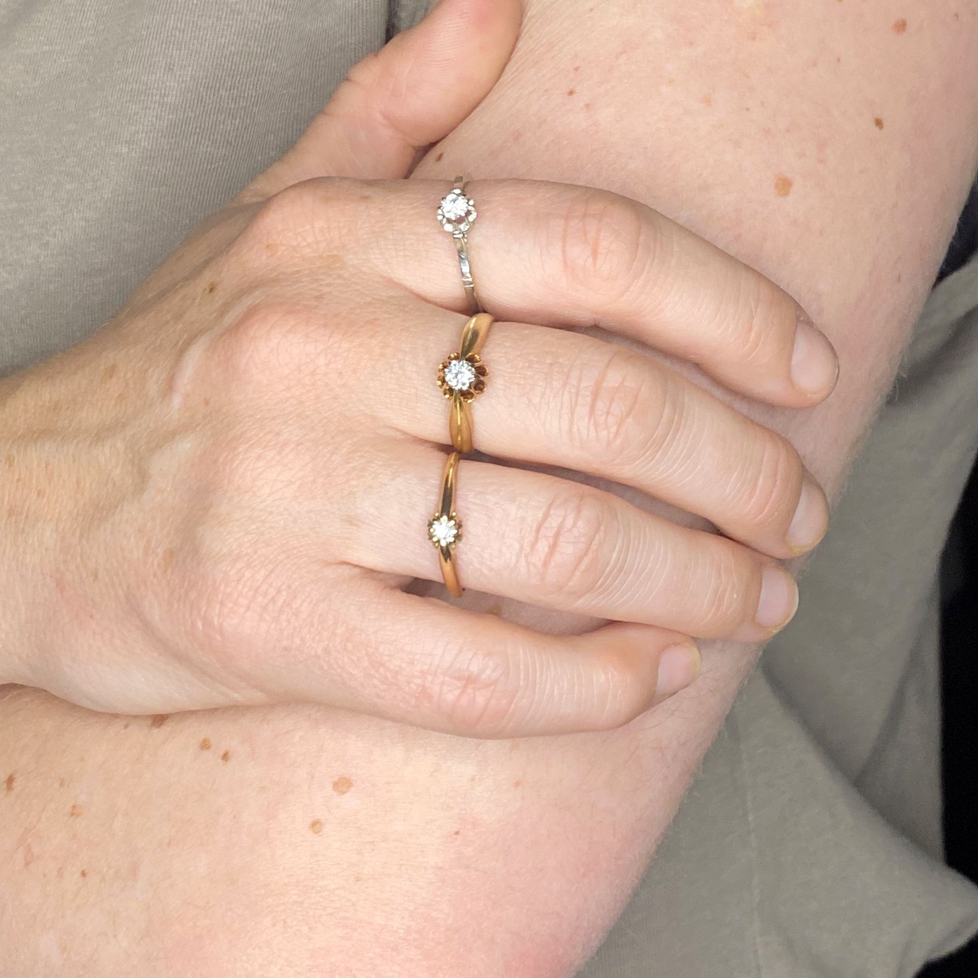 Three diamond single stone rings, comprising a 14ct white gold ring set with a brilliant-cu... - Bild 3 aus 3