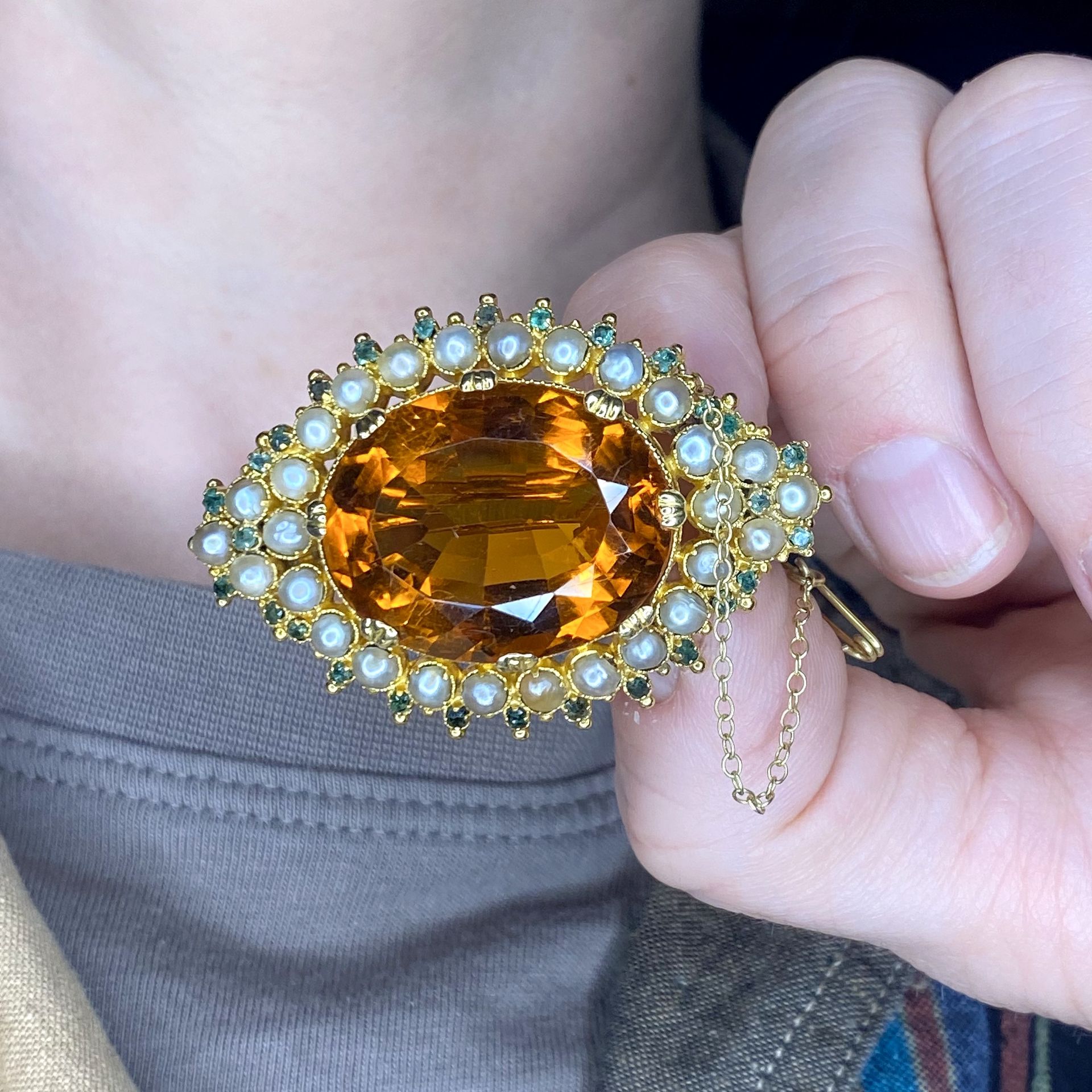 A late 19th century citrine, emerald and pearl brooch, the orange oval mixed-cut citrine wit... - Bild 3 aus 3