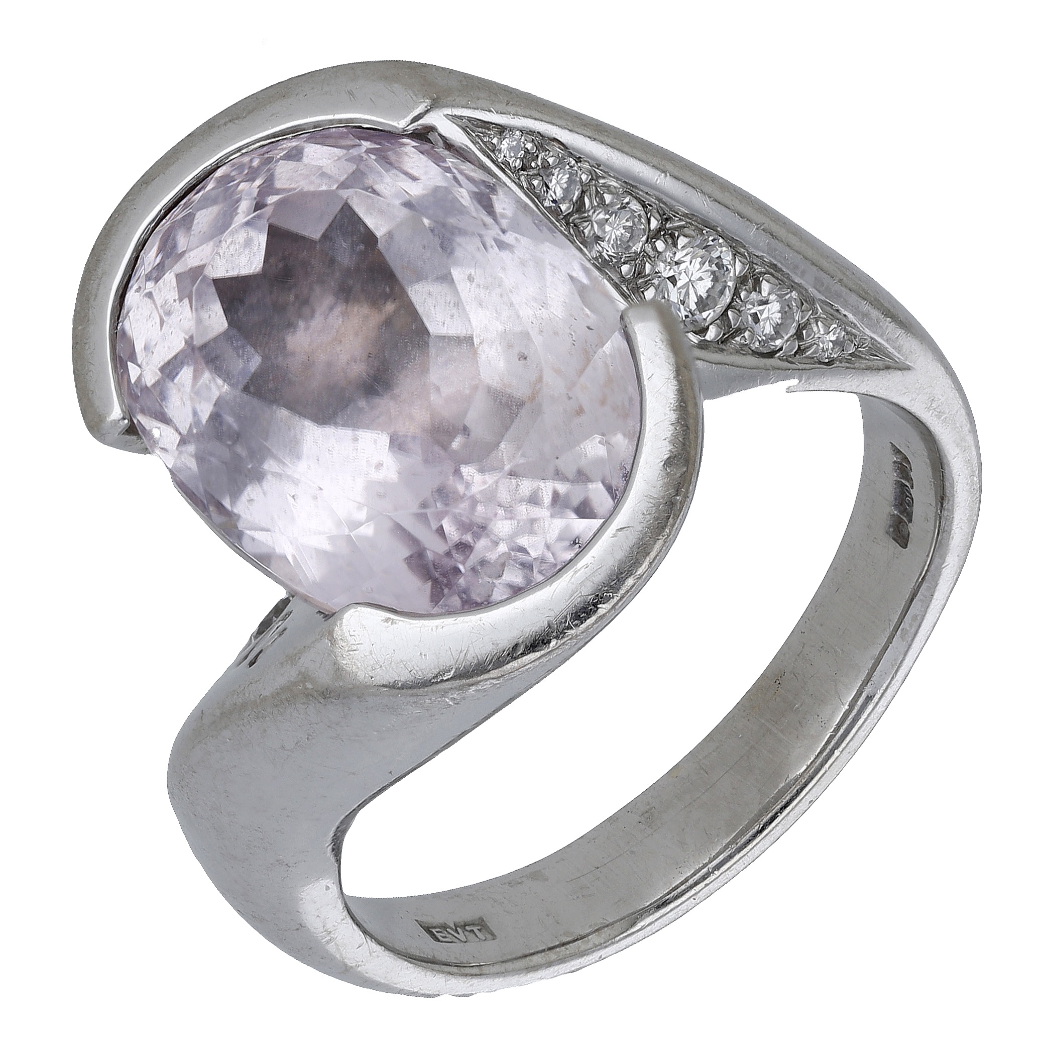 An 18ct white gold kunzite and diamond dress ring by Liz Tyler, 2006, of abrstact crossover...