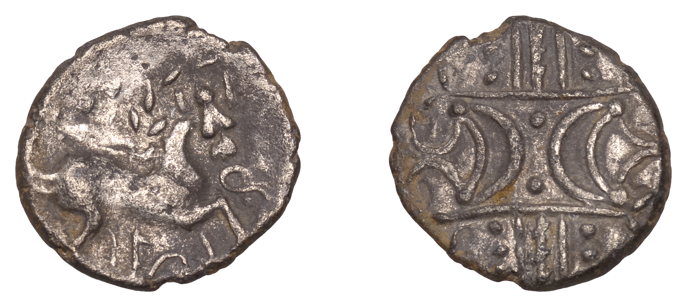 ICENI, Ecen (10-43 AD), silver Unit, two opposed crescents on wreath, rev. horse right, S be...