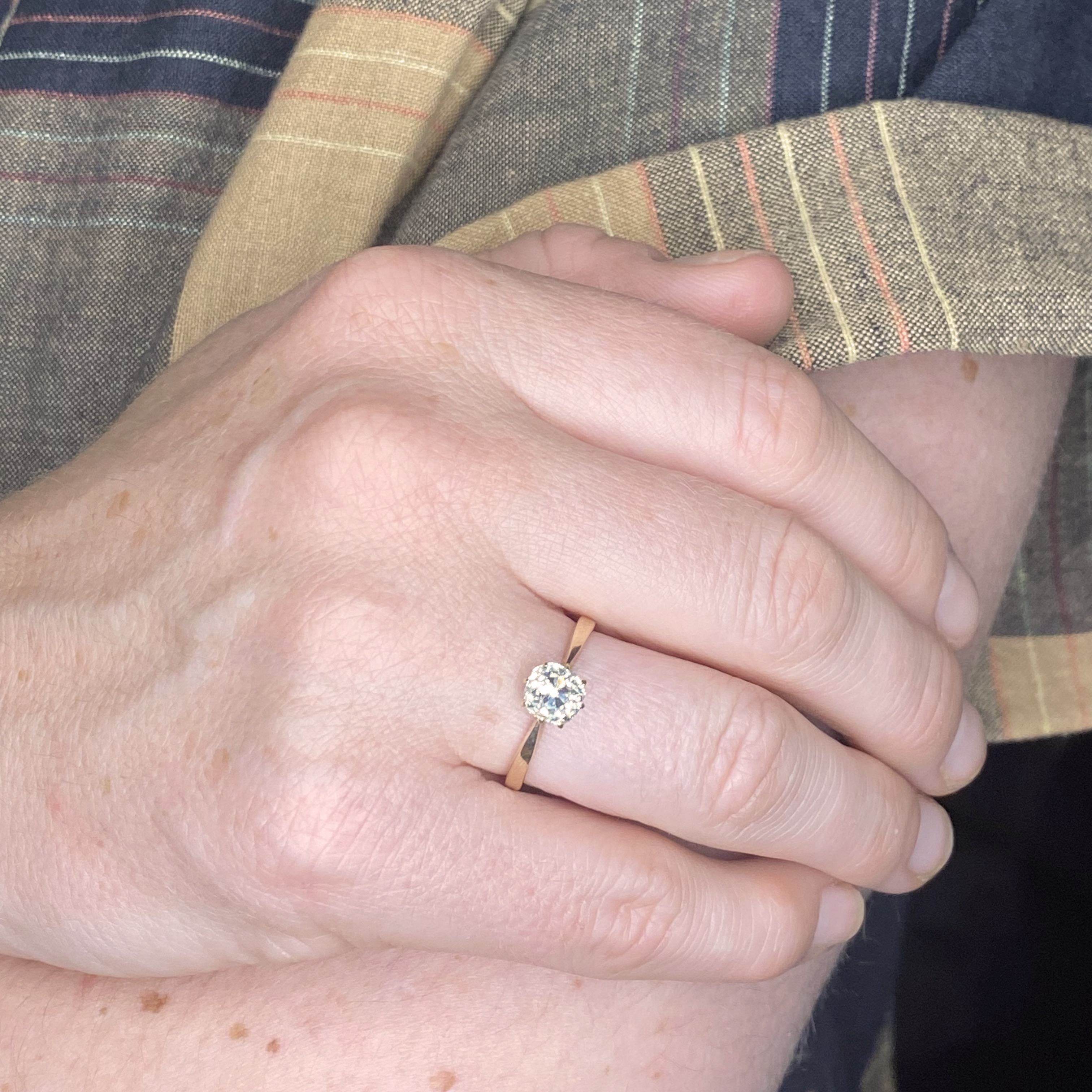A diamond single stone ring, the old cushion-cut diamond between tapered shoulders, London h... - Bild 3 aus 3