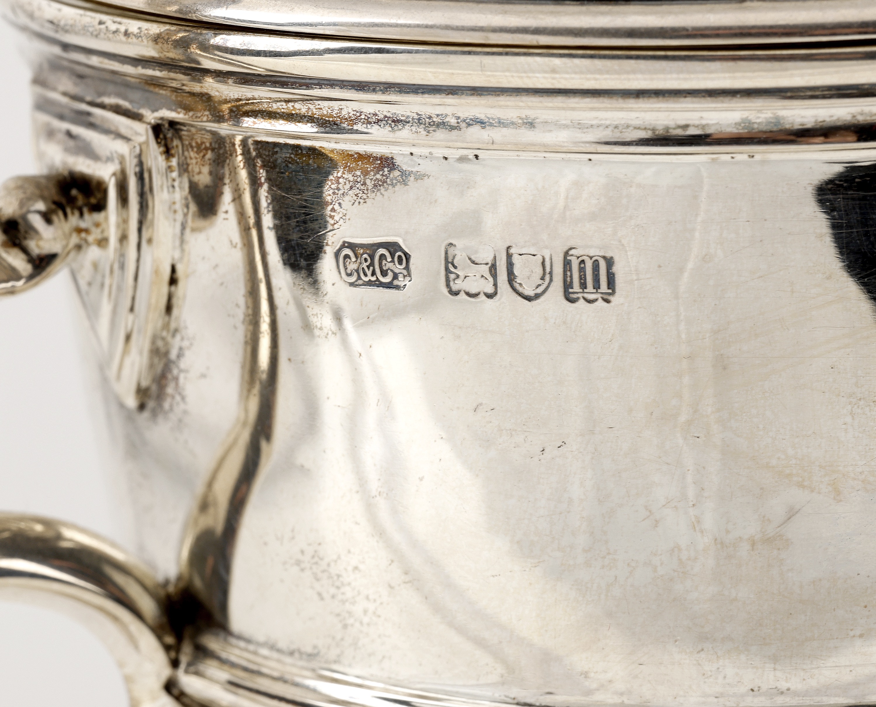 Two silver trophy cups, the first with twin-handled girdled body, with cover and presentatio... - Image 5 of 5