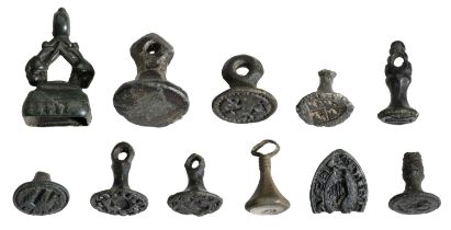 13th-15th century, bronze seal matrices (9): pointed oval, clasped hands, iesv [â€“â€“]ami lel (...