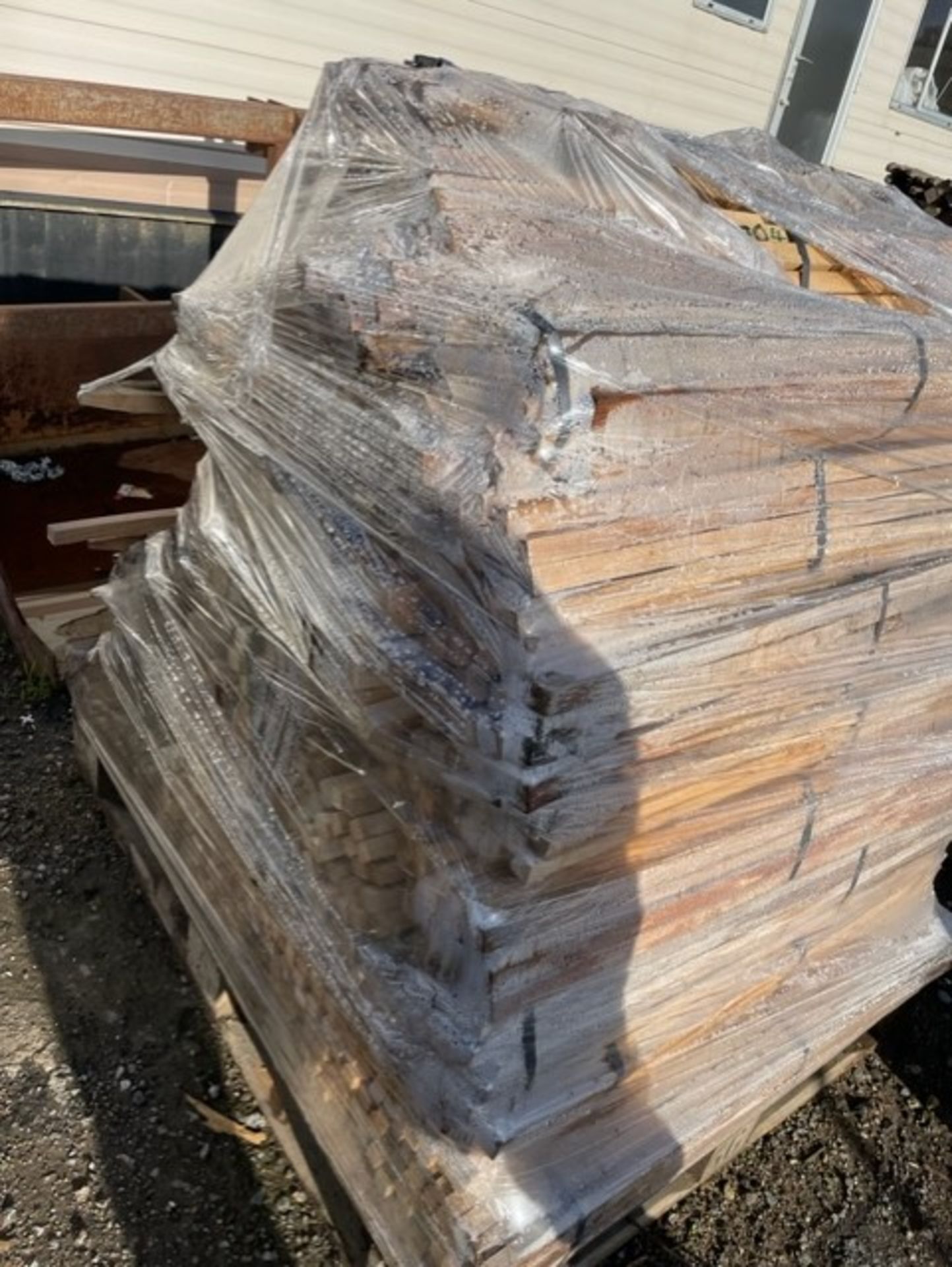 Pallet of stakes the stakes are 1.2 in bundles of 25 - no reserve - Image 2 of 2